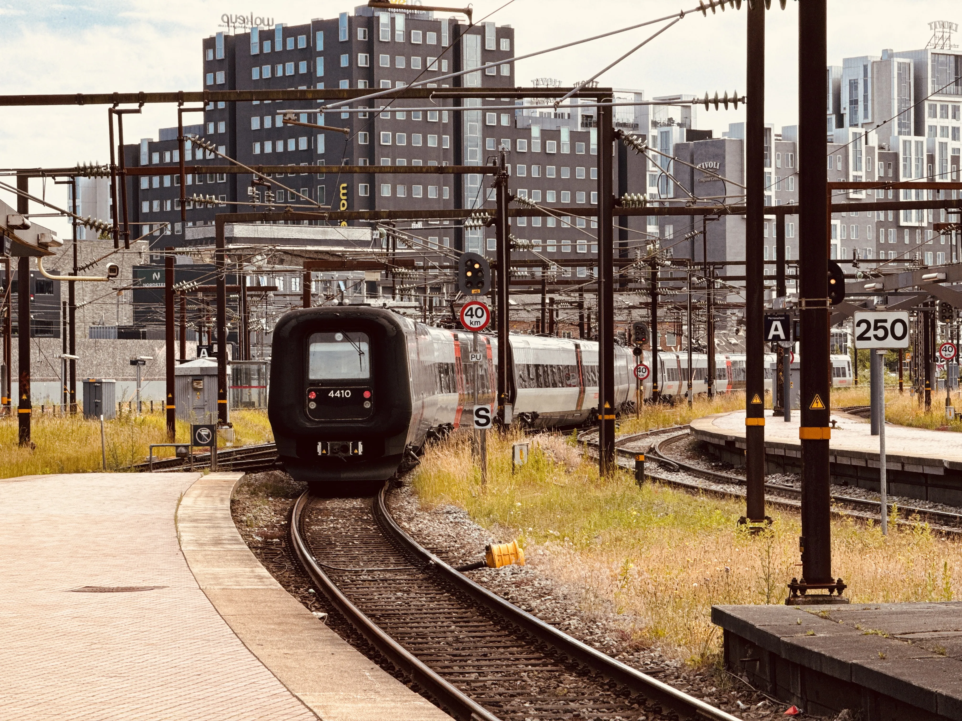 Billede af DSB ET 4410 fotograferet ud for København Hovedbanegård.