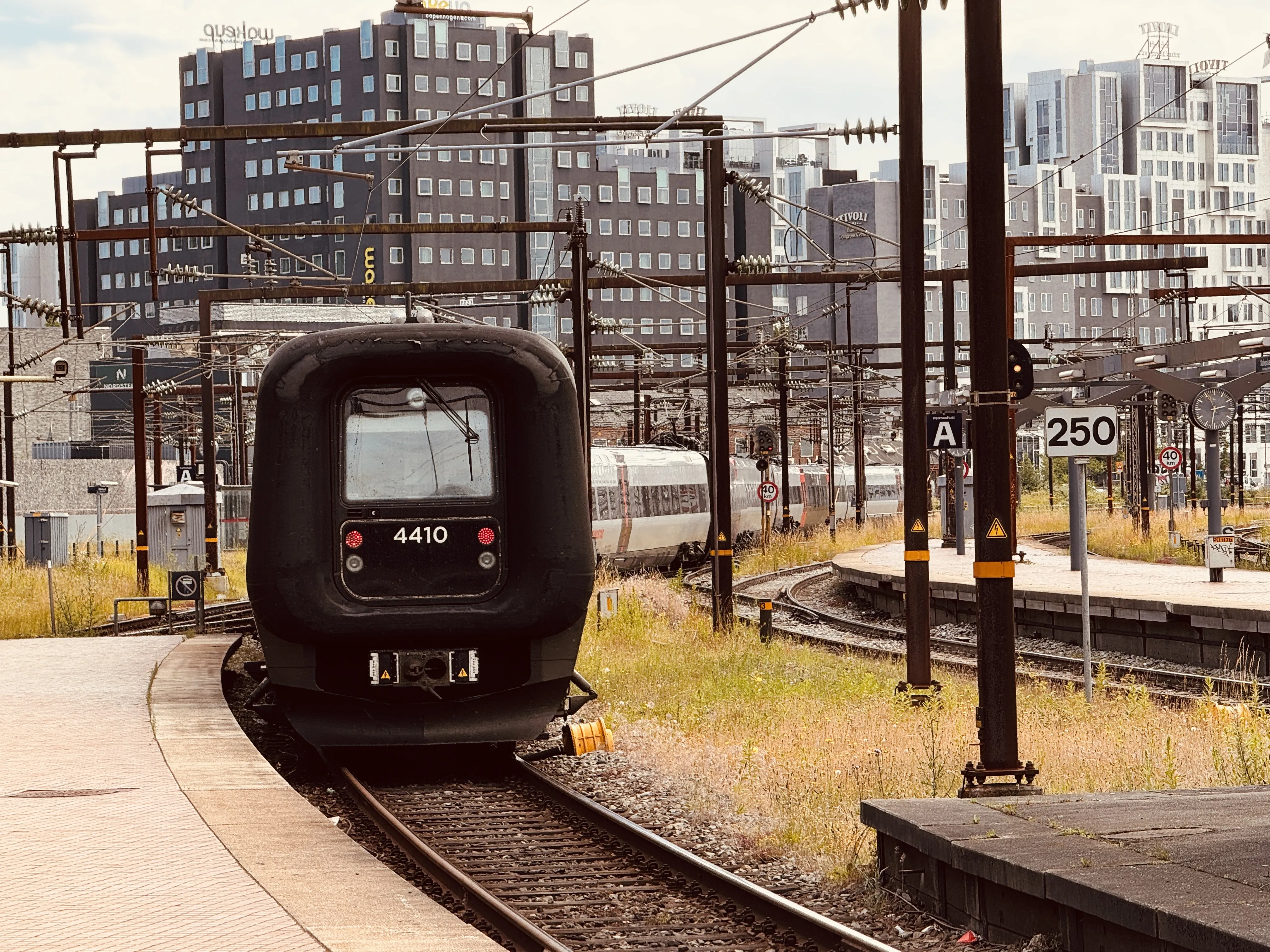 Billede af DSB ET 4410 fotograferet ud for København Hovedbanegård.