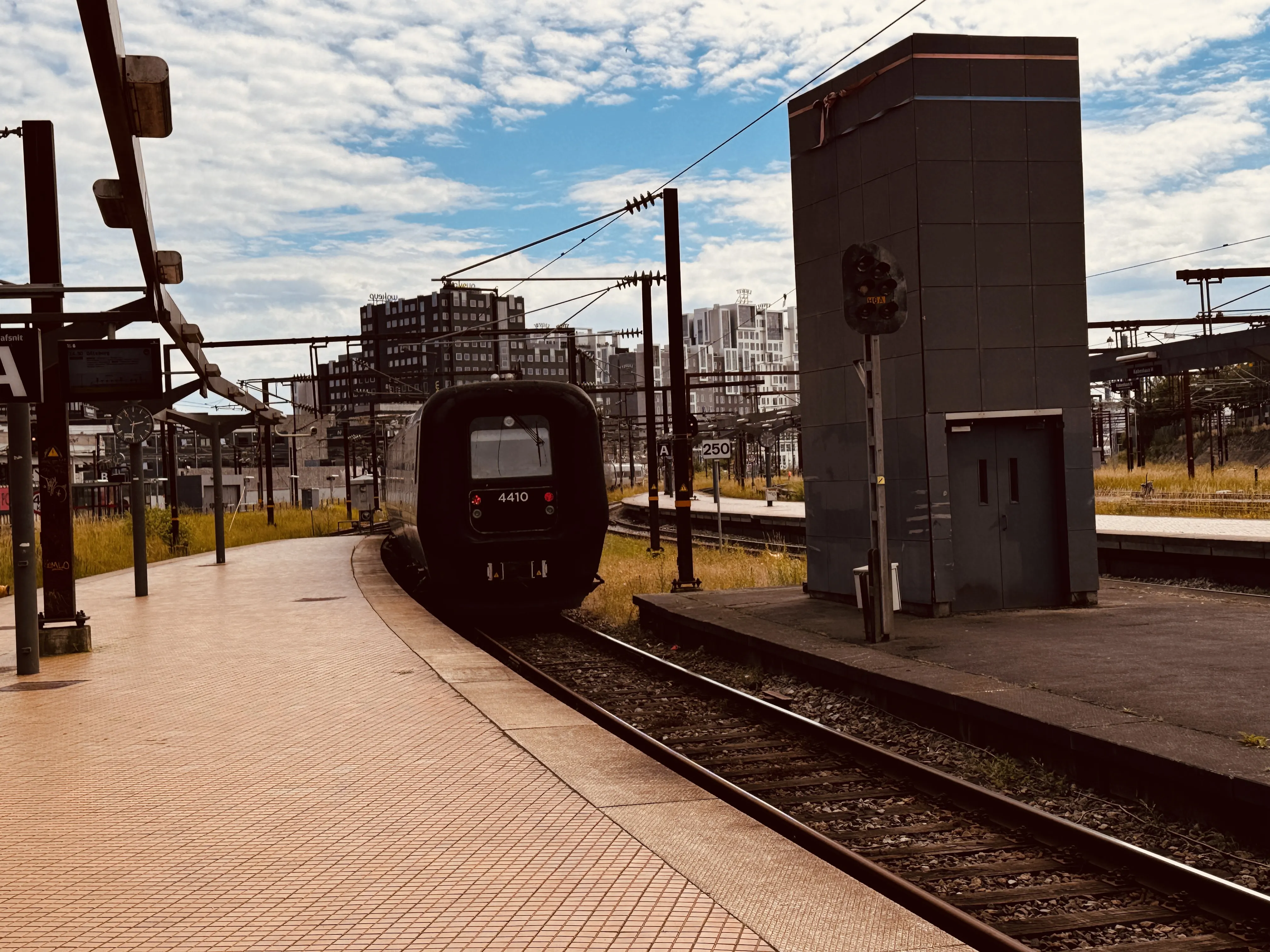 Billede af DSB ET 4410 fotograferet ud for København Hovedbanegård.