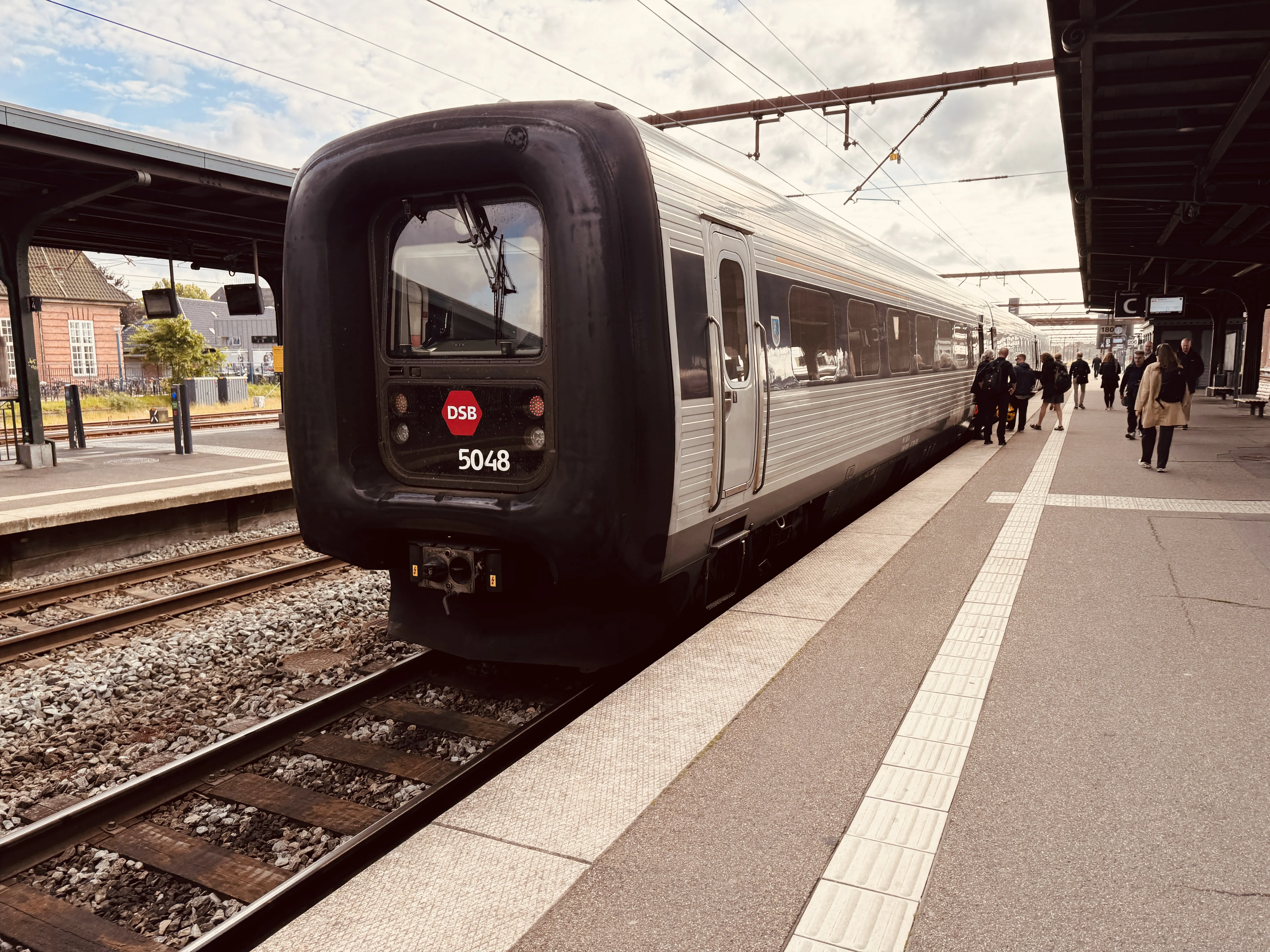 Billede af DSB MF 5048 fotograferet ud for Odense Banegård Center.