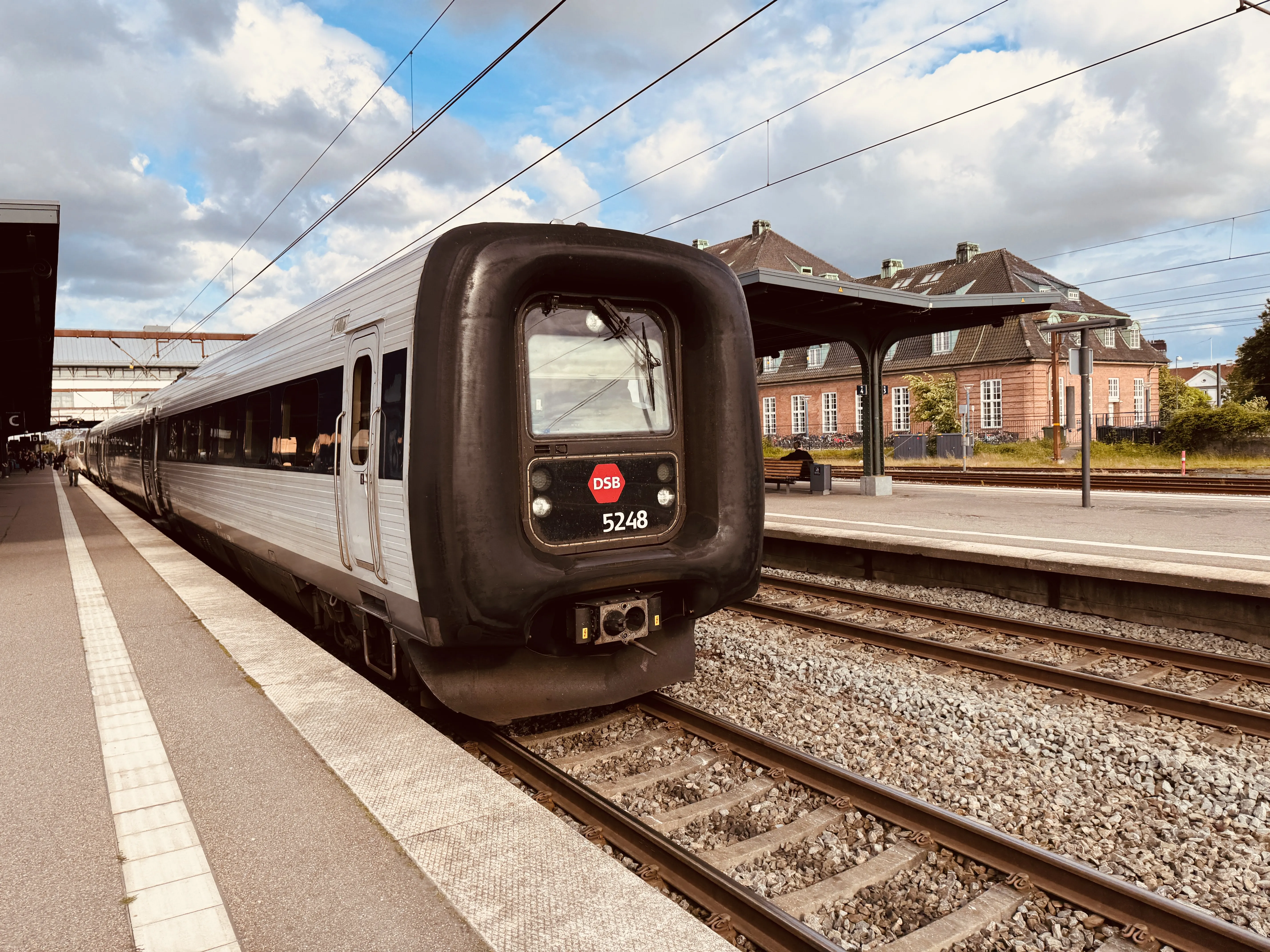 Billede af DSB MF 5048 fotograferet ud for Odense Banegård Center.