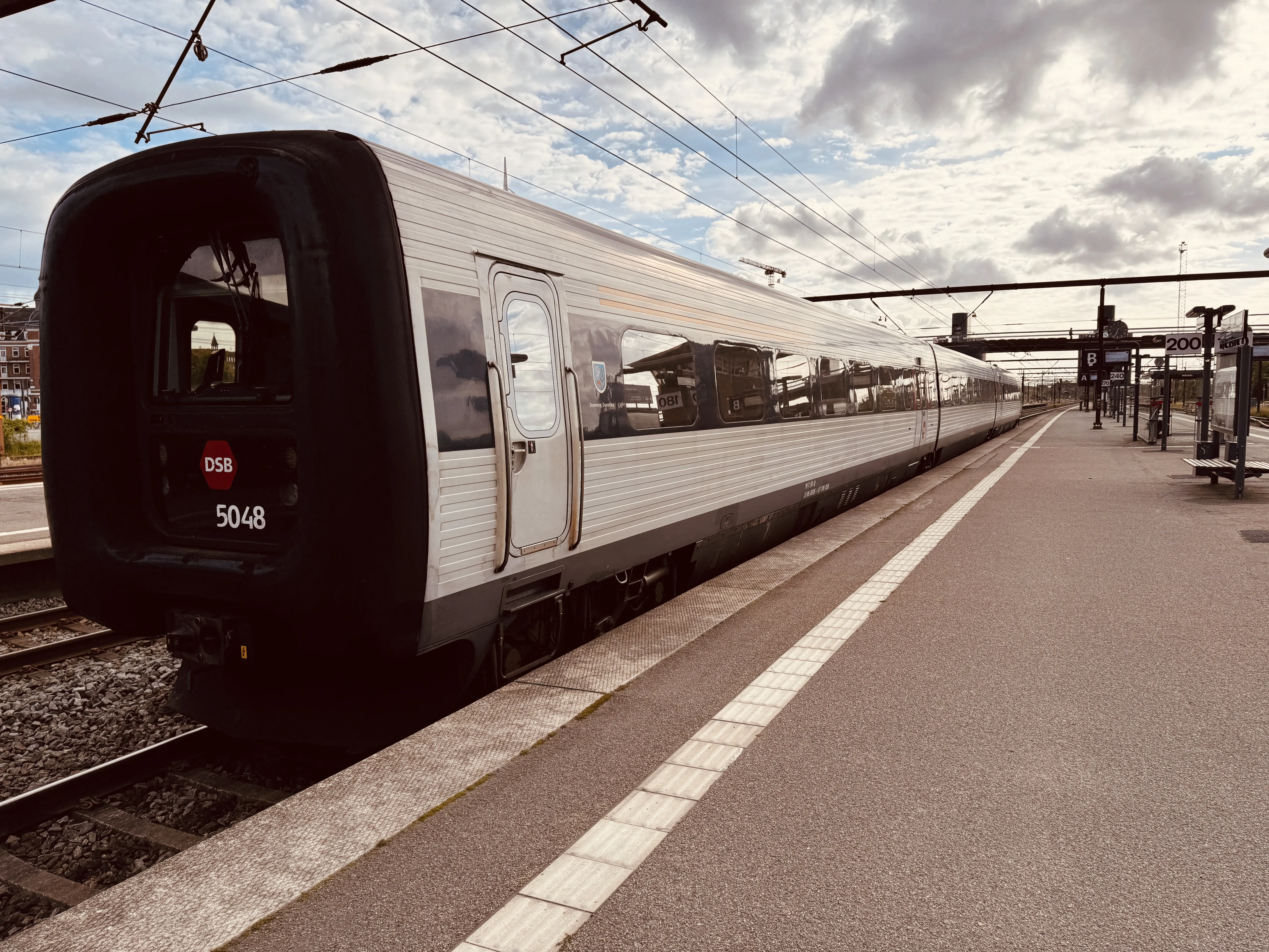 Billede af DSB MF 5048 fotograferet ud for Odense Banegård Center.