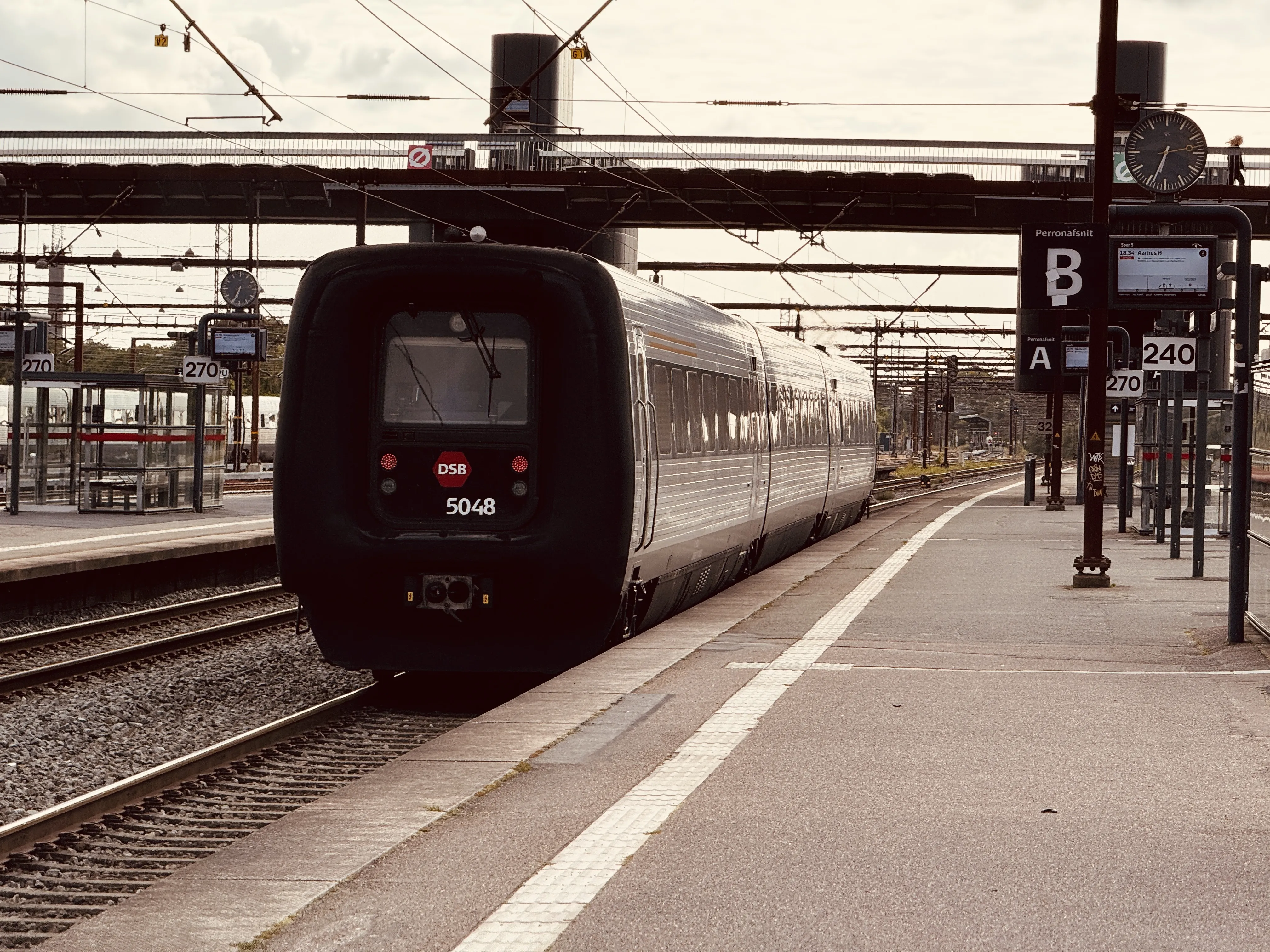 Billede af DSB MF 5048 fotograferet ud for Odense Banegård Center.