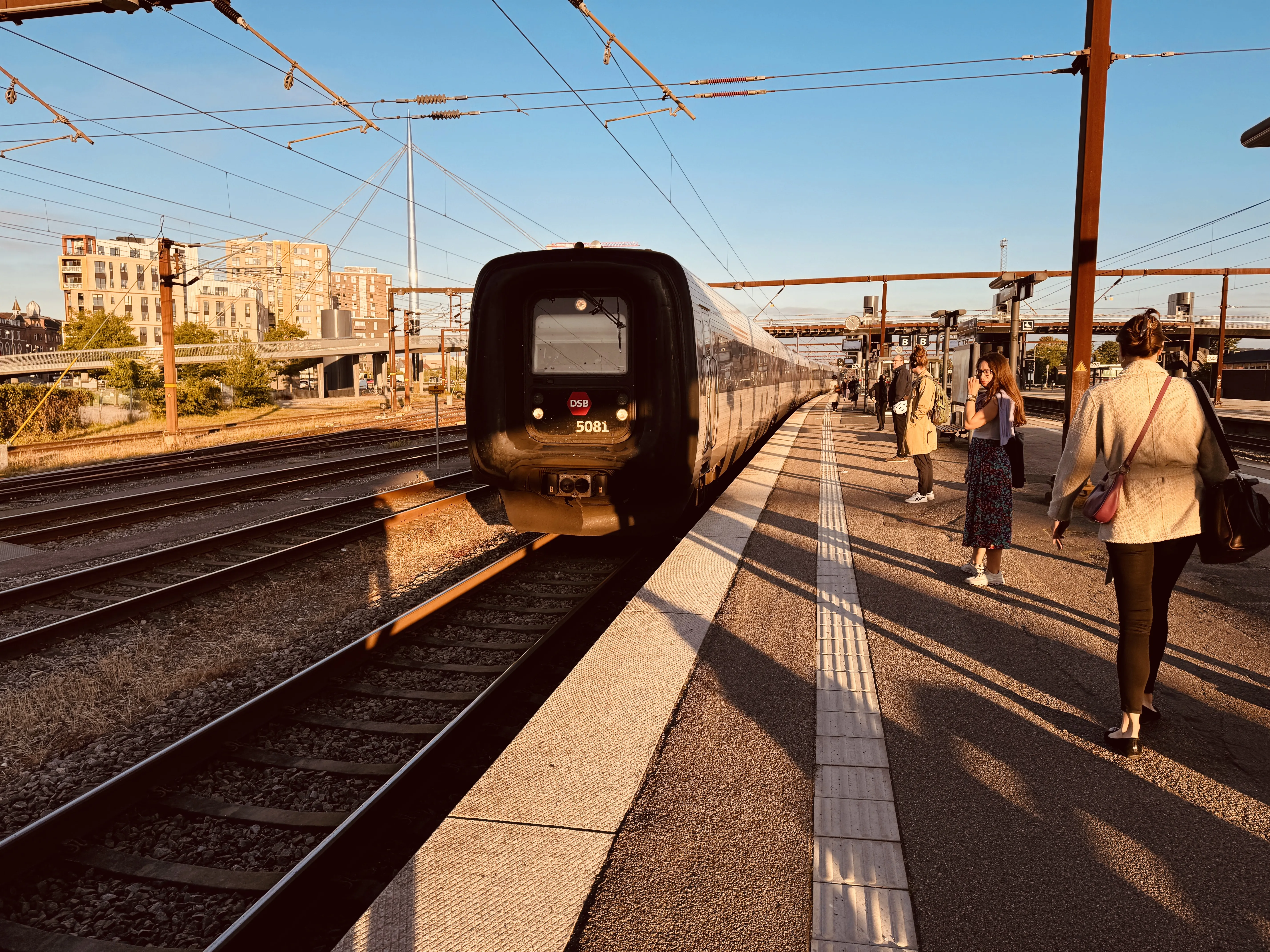 Billede af DSB MF 5081 fotograferet ud for Odense Banegård Center.