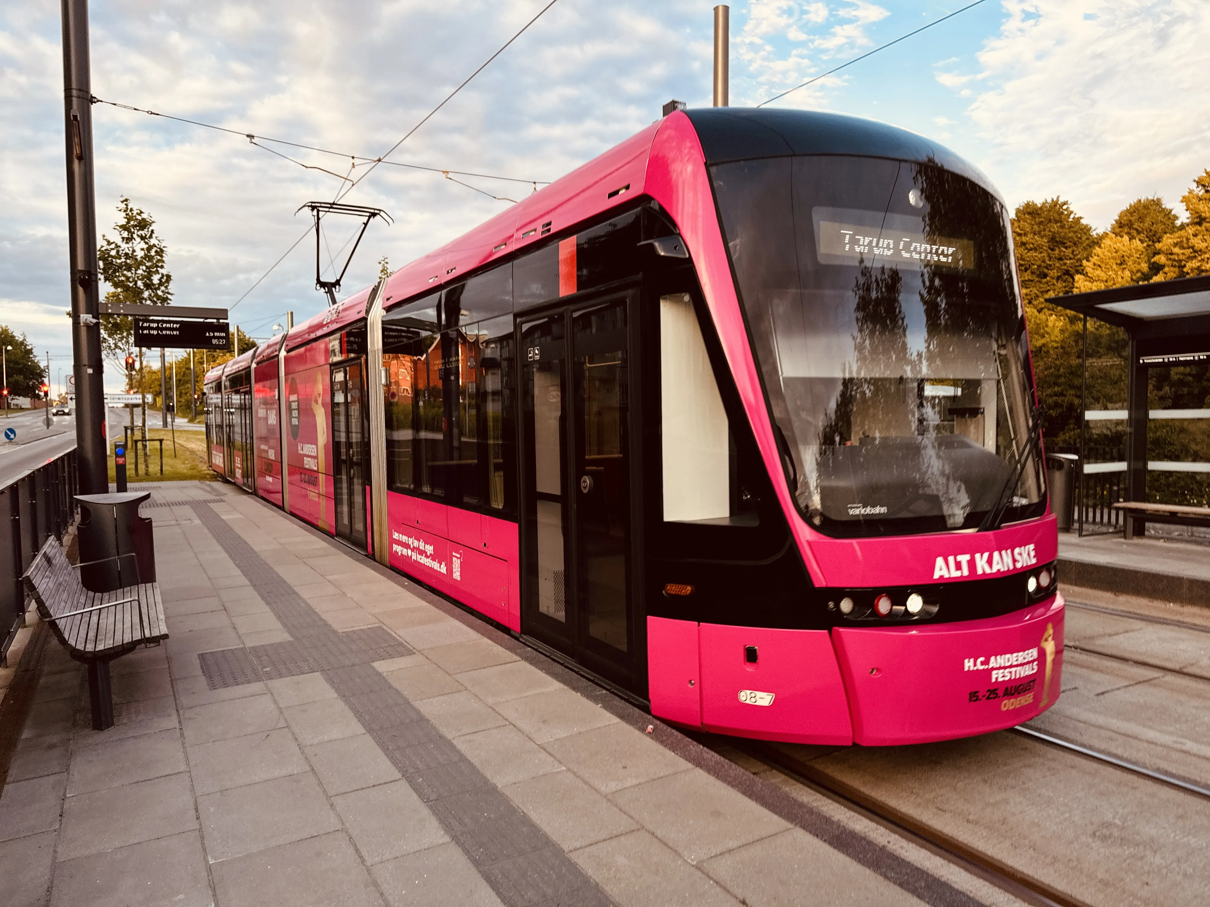 Billede af Odense Letbane togsæt 08, i H.C. Andersen Festivals udklædning, fotograferet ud for Højstrup Letbanestation.