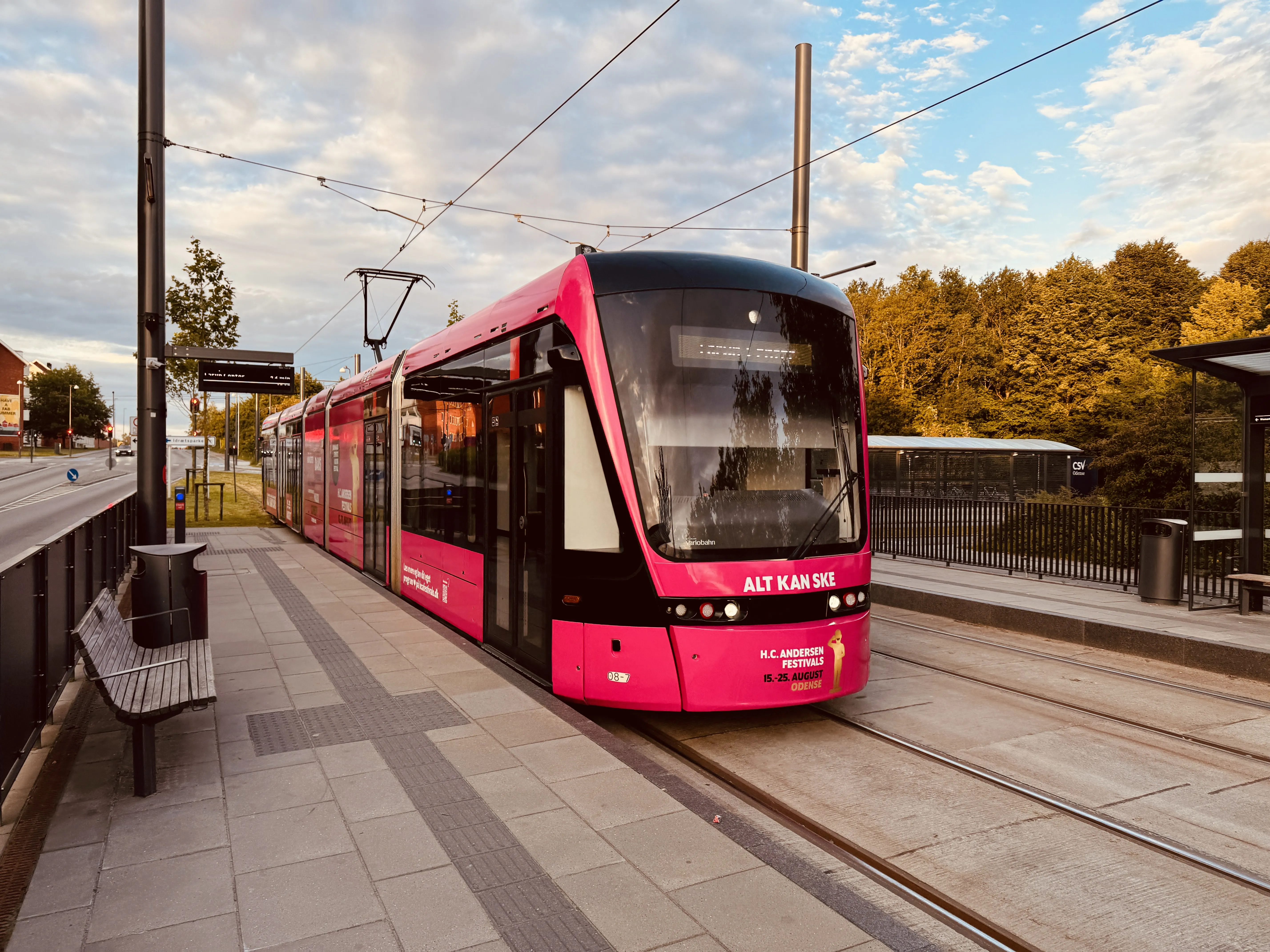 Billede af Odense Letbane togsæt 08, i H.C. Andersen Festivals udklædning, fotograferet ud for Højstrup Letbanestation.