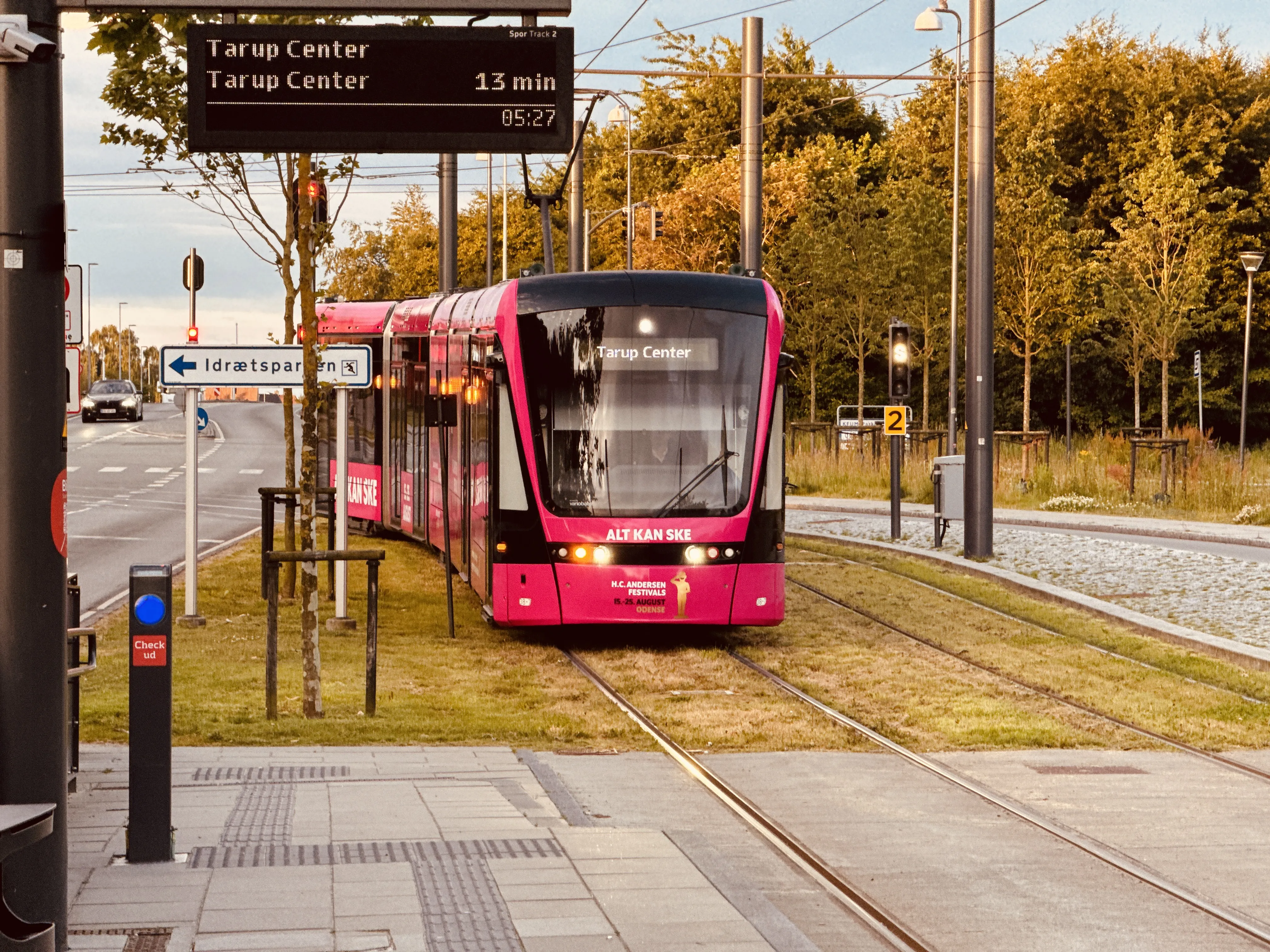 Billede af Odense Letbane togsæt 08, i H.C. Andersen Festivals udklædning, fotograferet ud for Højstrup Letbanestation.