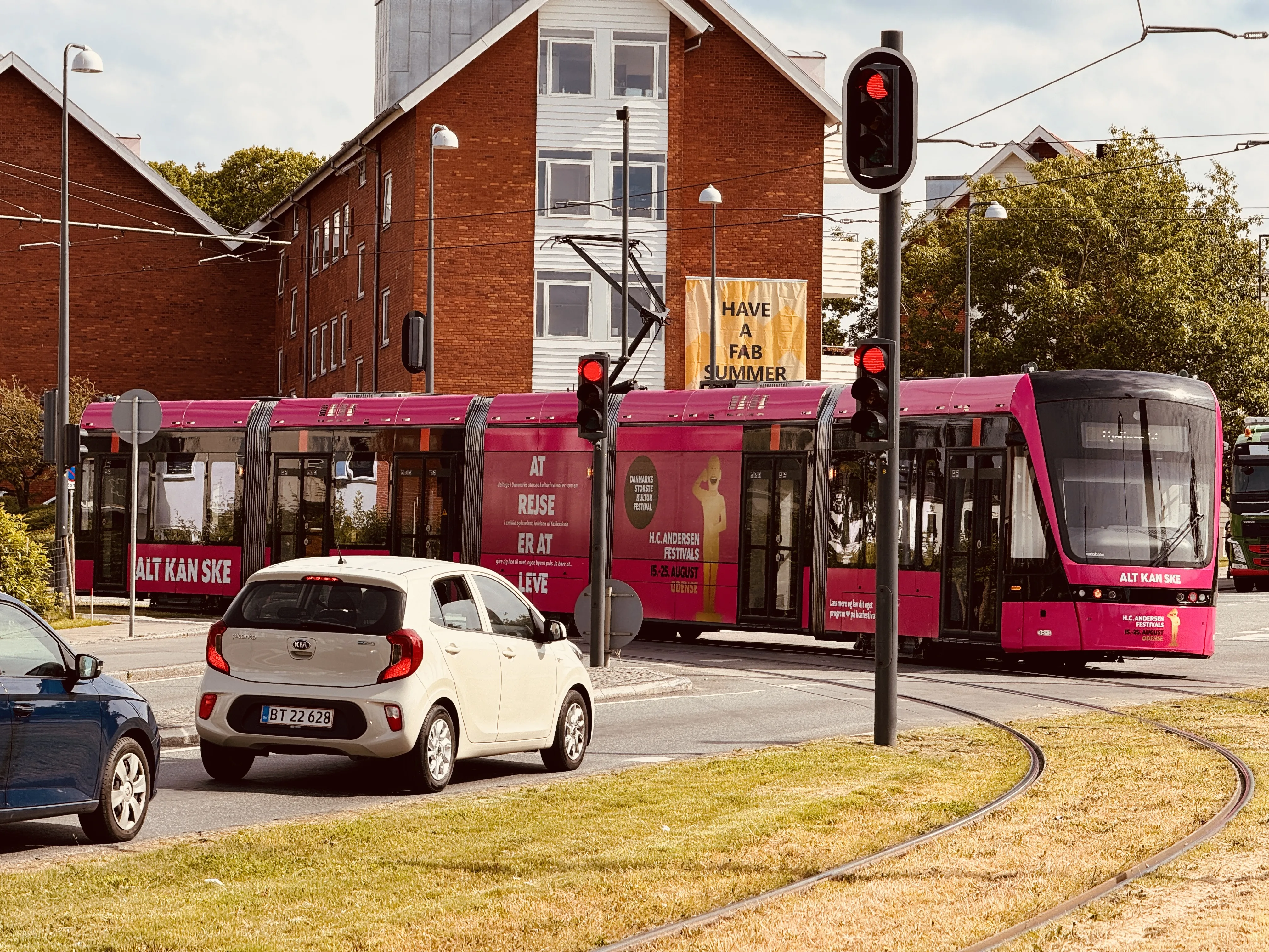 Billede af Odense Letbane togsæt 08, i H.C. Andersen Festivals udklædning, fotograferet ud for Højstrup Letbanestation.