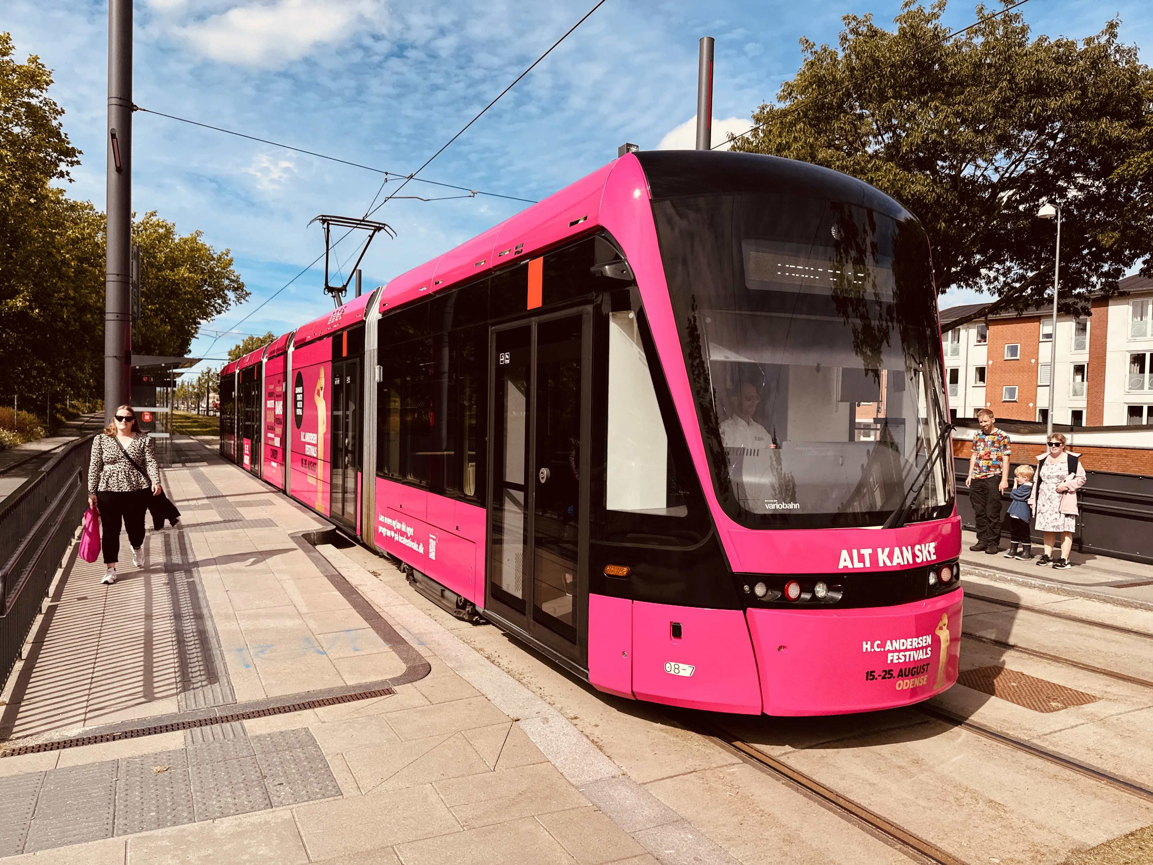 Billede af Odense Letbane togsæt 08, i H.C. Andersen Festivals udklædning, fotograferet ud for Højstrup Letbanestation.