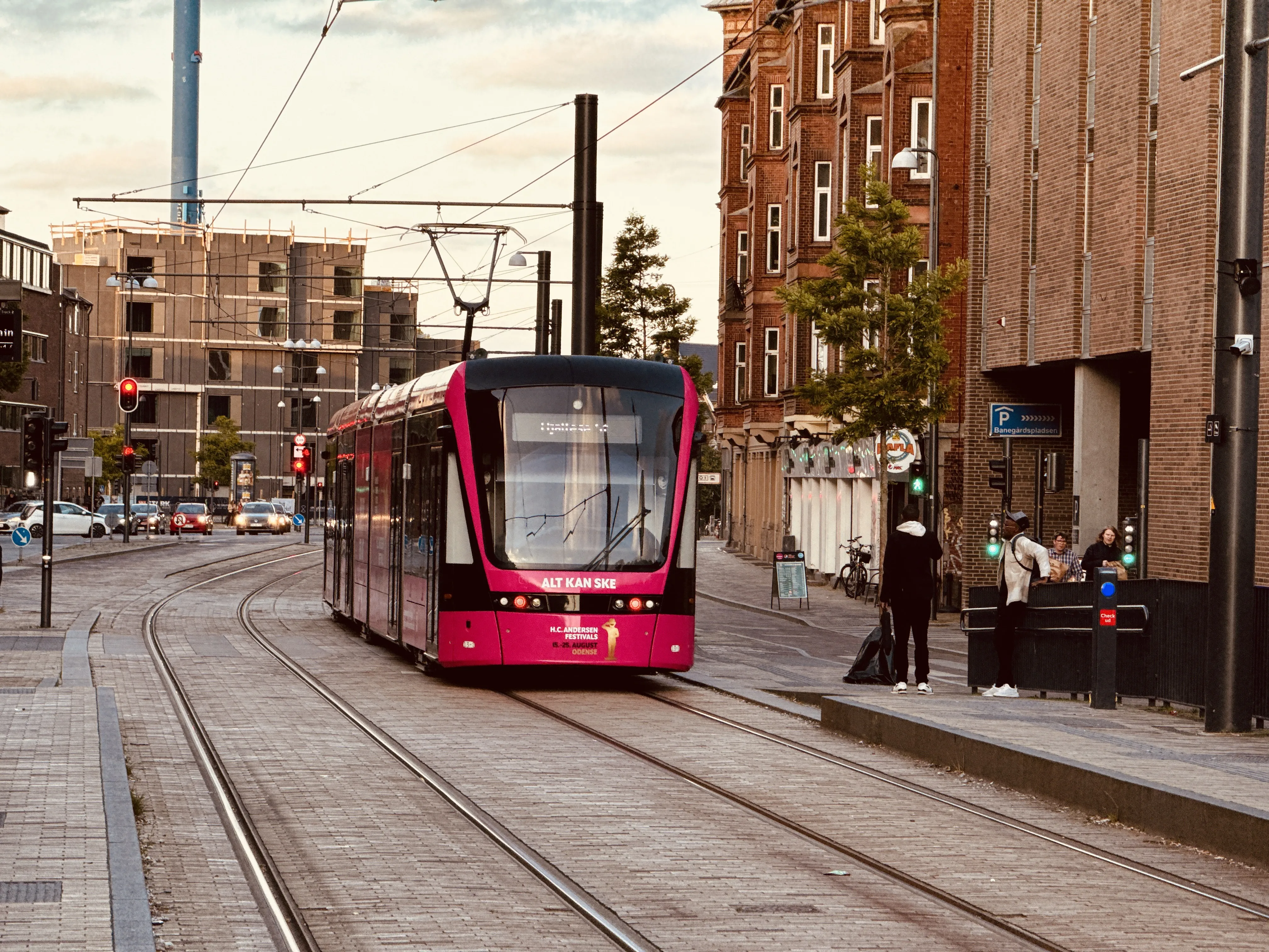 Billede af Odense Letbane togsæt 13, i H.C. Andersen Festivals udklædning, fotograferet ud for Odense Banegård Center.