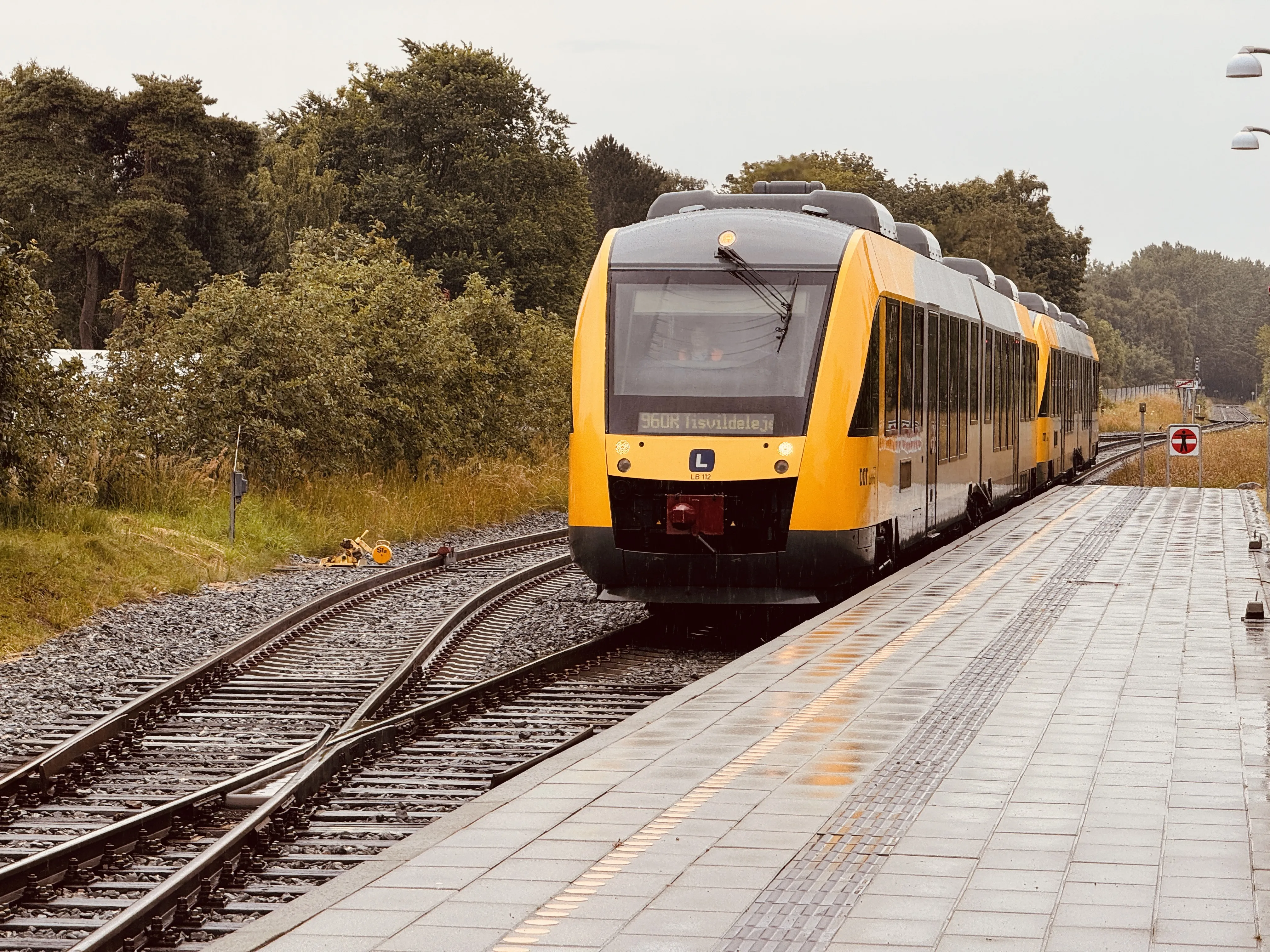 Billede af LT 112-212, tidligere LB 112-212 fotograferet ud for Tisvildeleje Station.