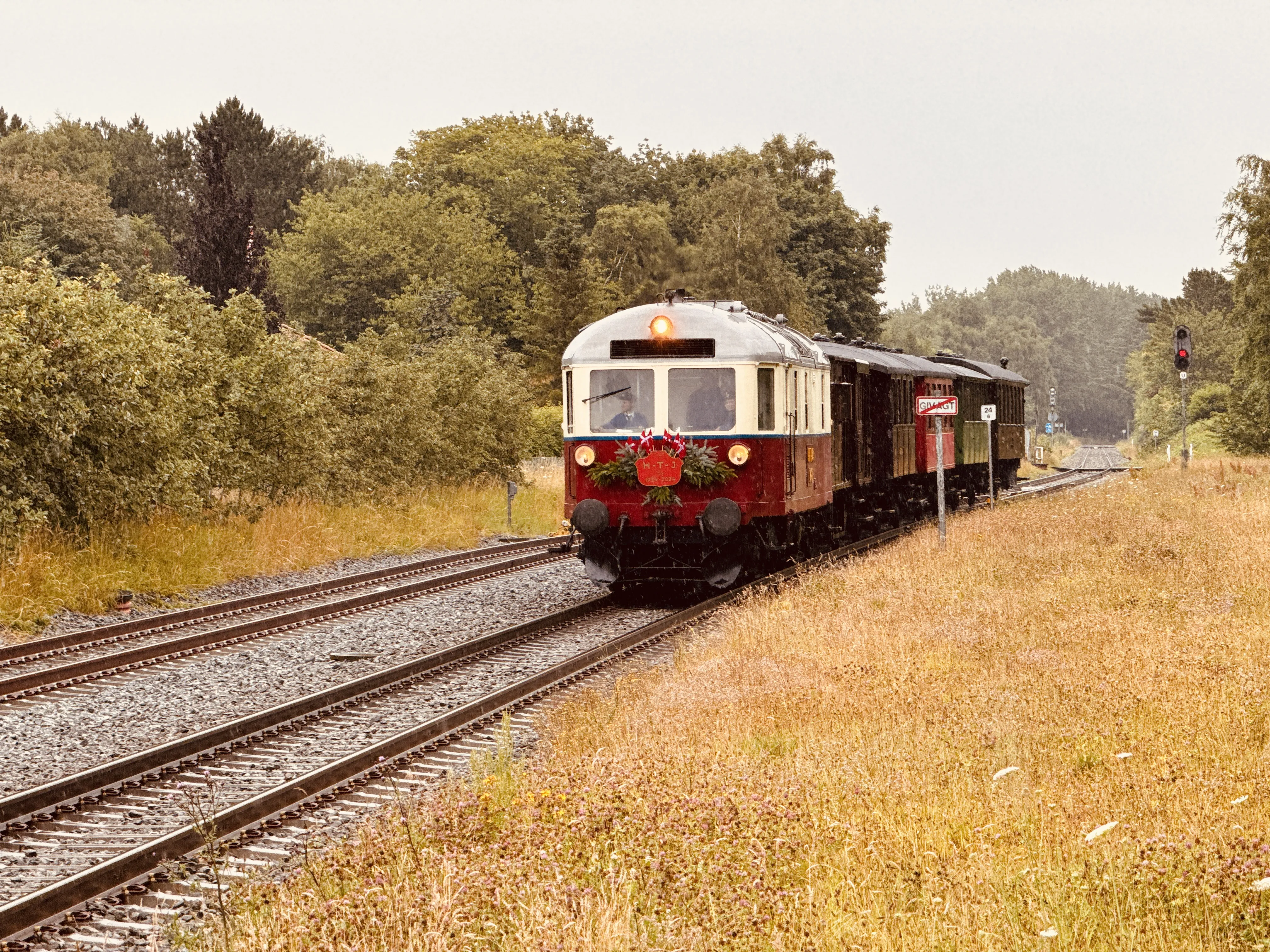 Billede af HFHJ M 8 fotograferet ud for Tisvildeleje Station.