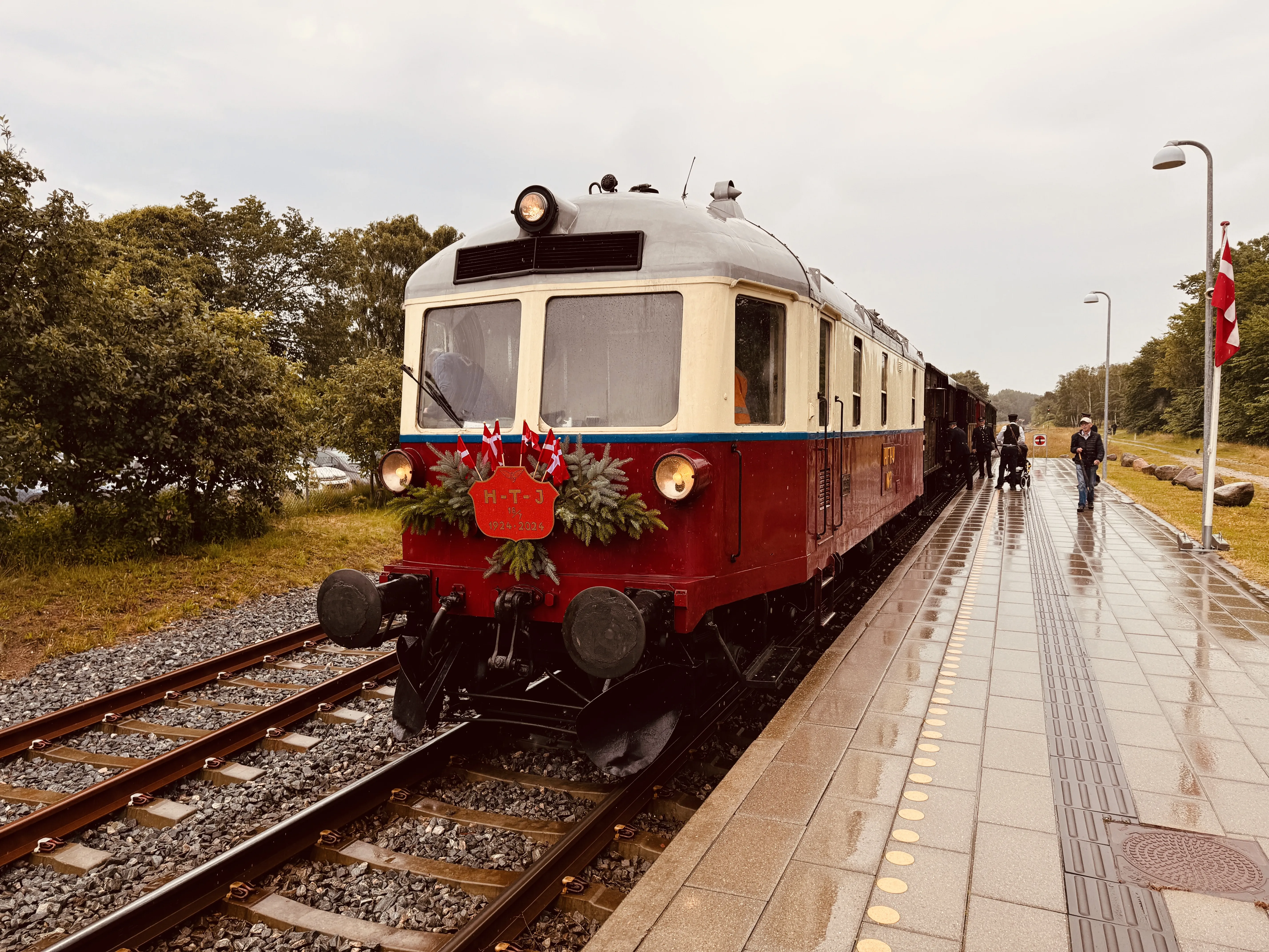 Billede af HFHJ M 8 fotograferet ud for Tisvildeleje Station.