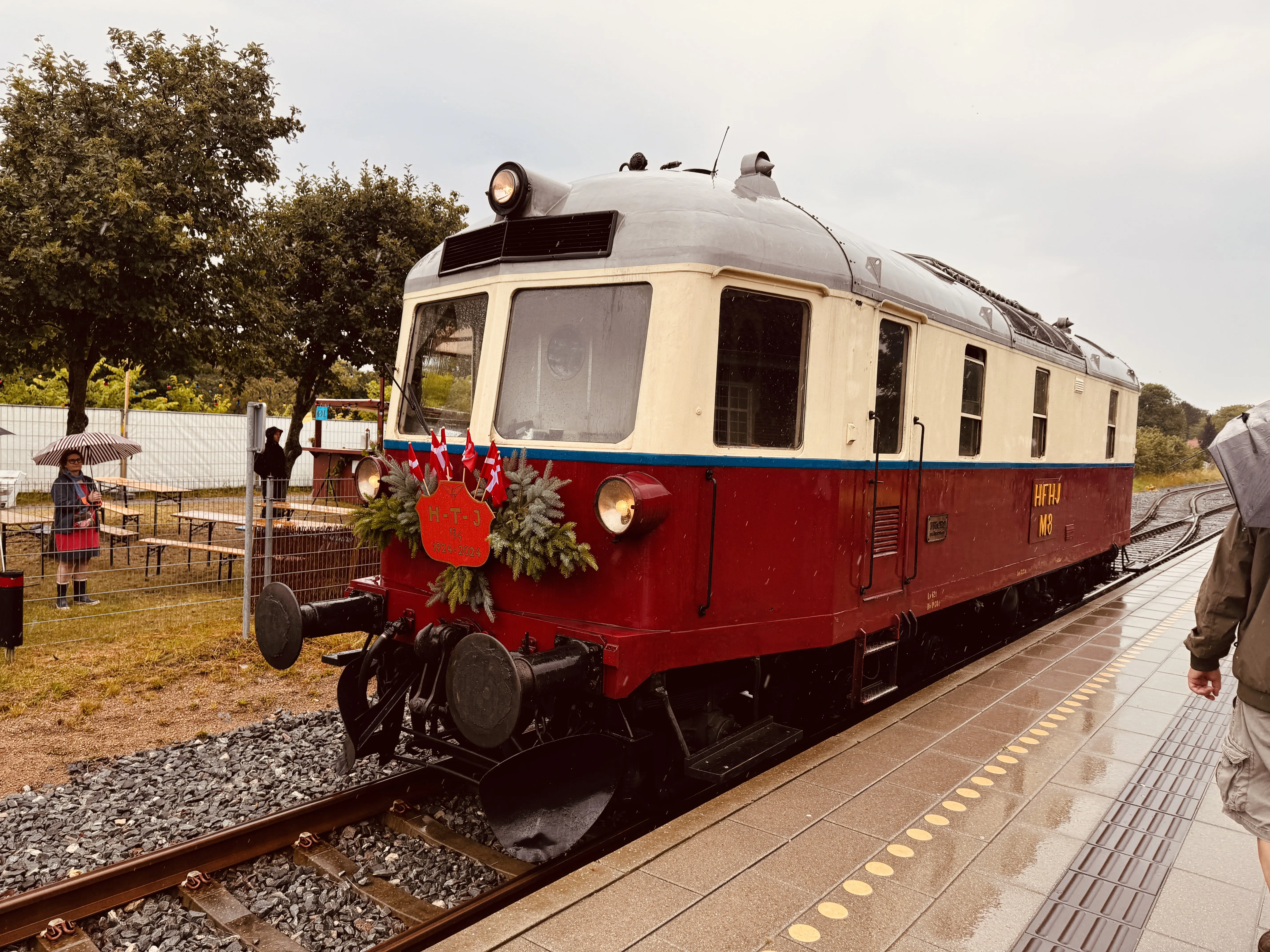 Billede af HFHJ M 8 fotograferet ud for Tisvildeleje Station.