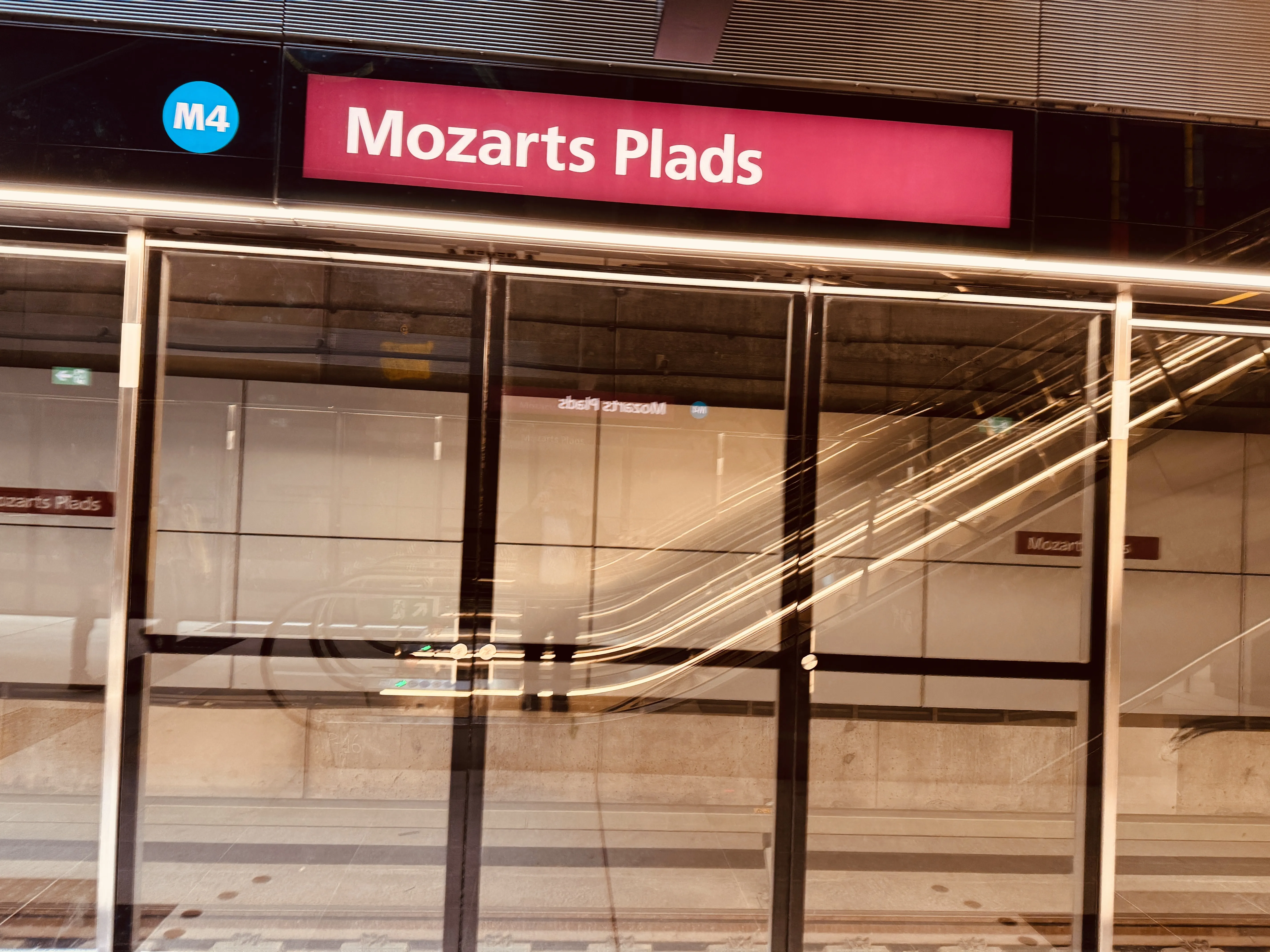 Billede af Mozarts Plads Metrostation.