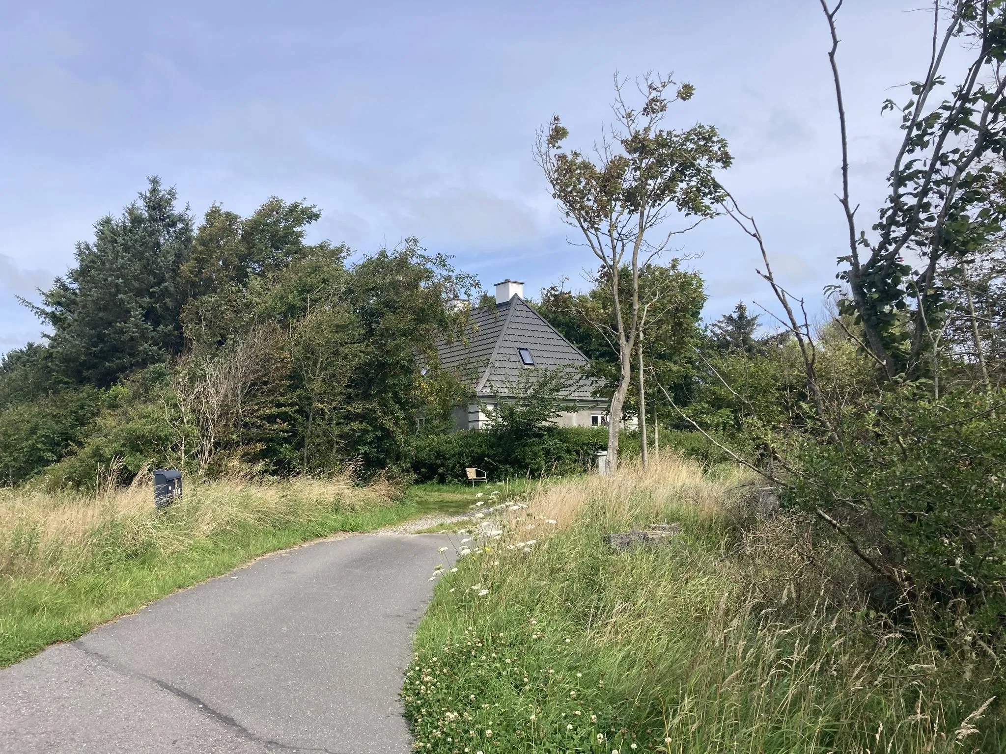 Billede af Gjølstrup Station - her godt gemt i træerne.