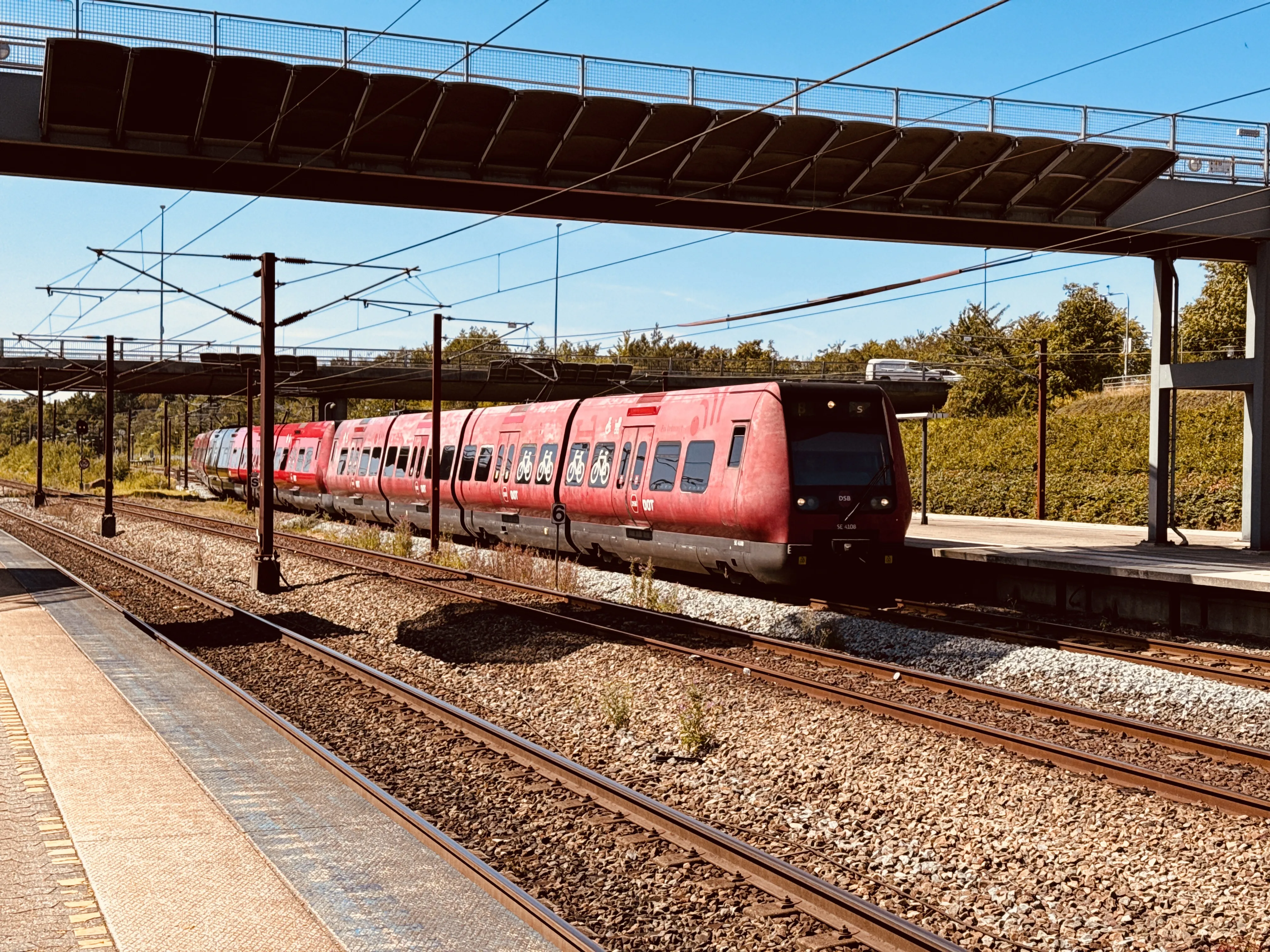 Billede af DSB SE 4108 fotograferet ud for Høje Taastrup Station.