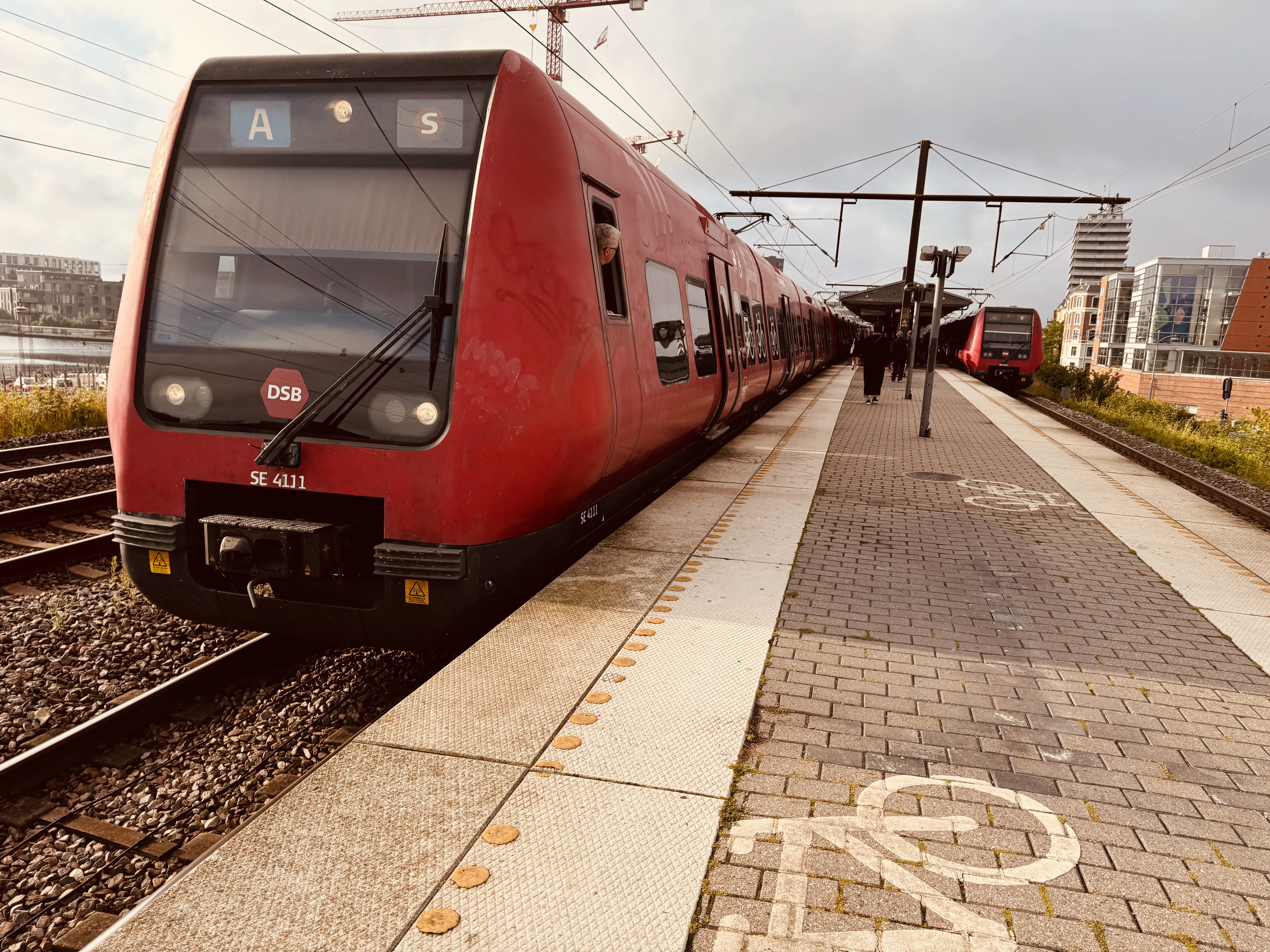 Billede af DSB SE 4111 fotograferet ud for Nordhavn S-togstrinbræt.