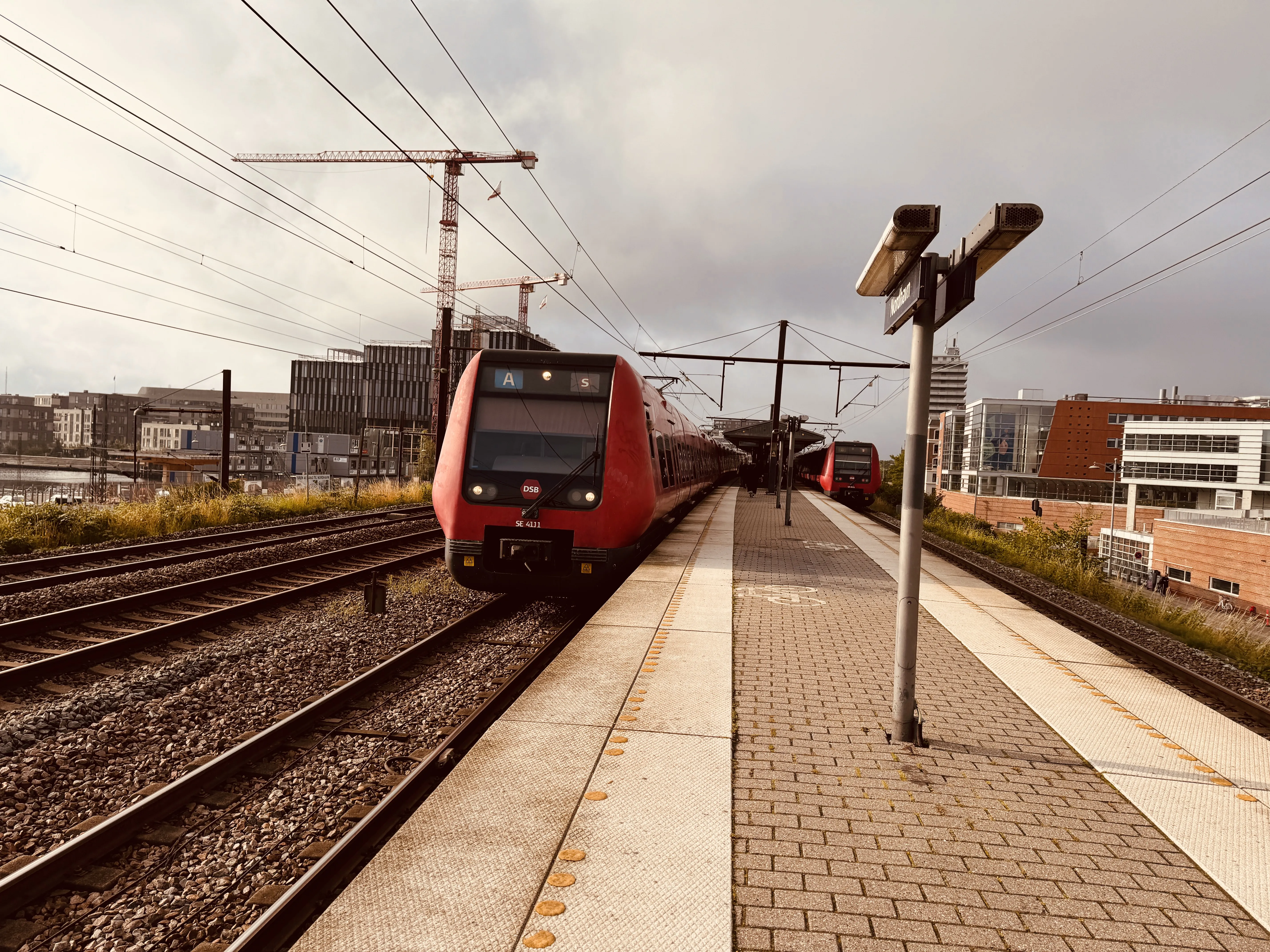 Billede af DSB SE 4111 fotograferet ud for Nordhavn S-togstrinbræt.