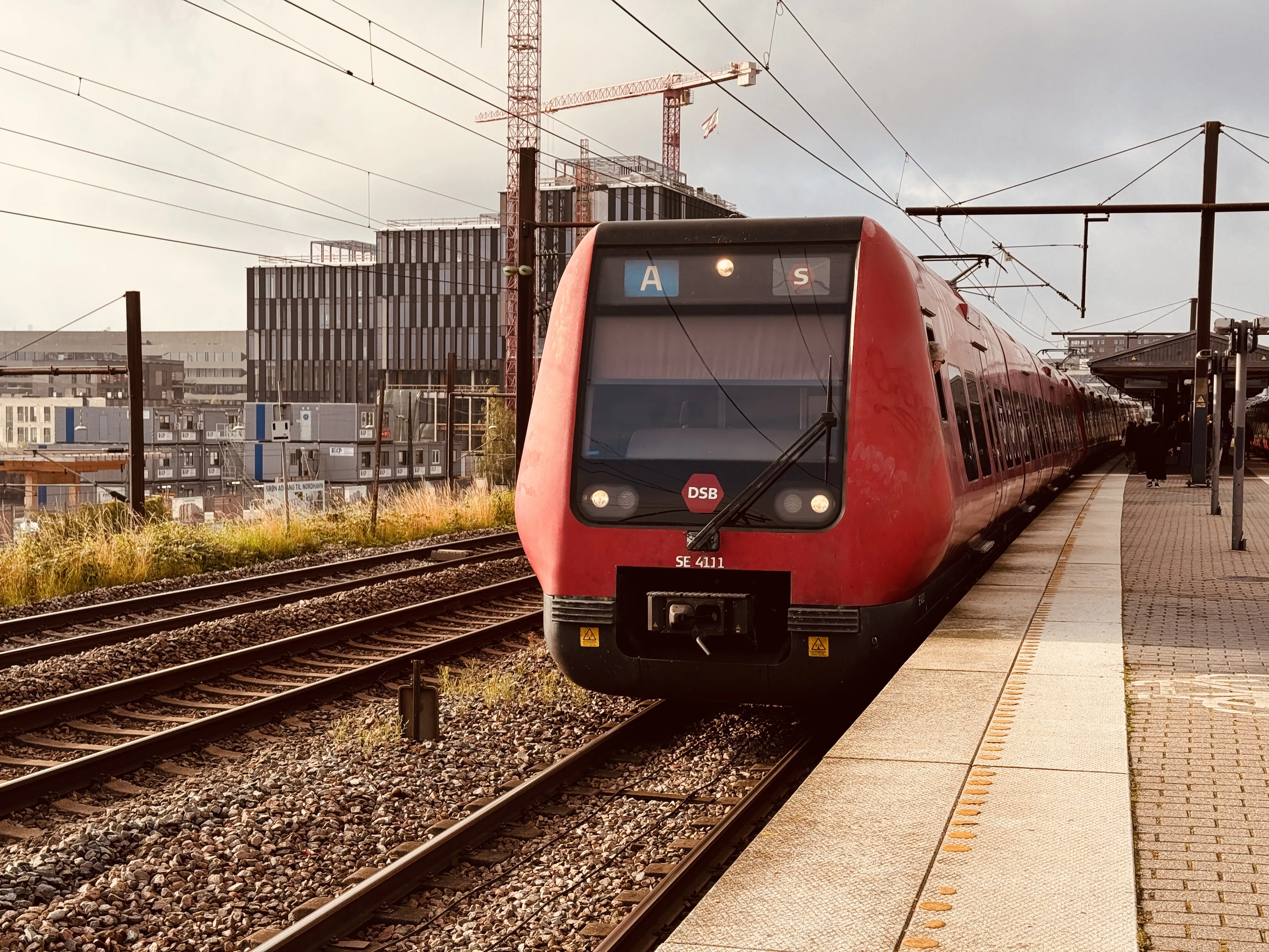 Billede af DSB SE 4111 fotograferet ud for Nordhavn S-togstrinbræt.