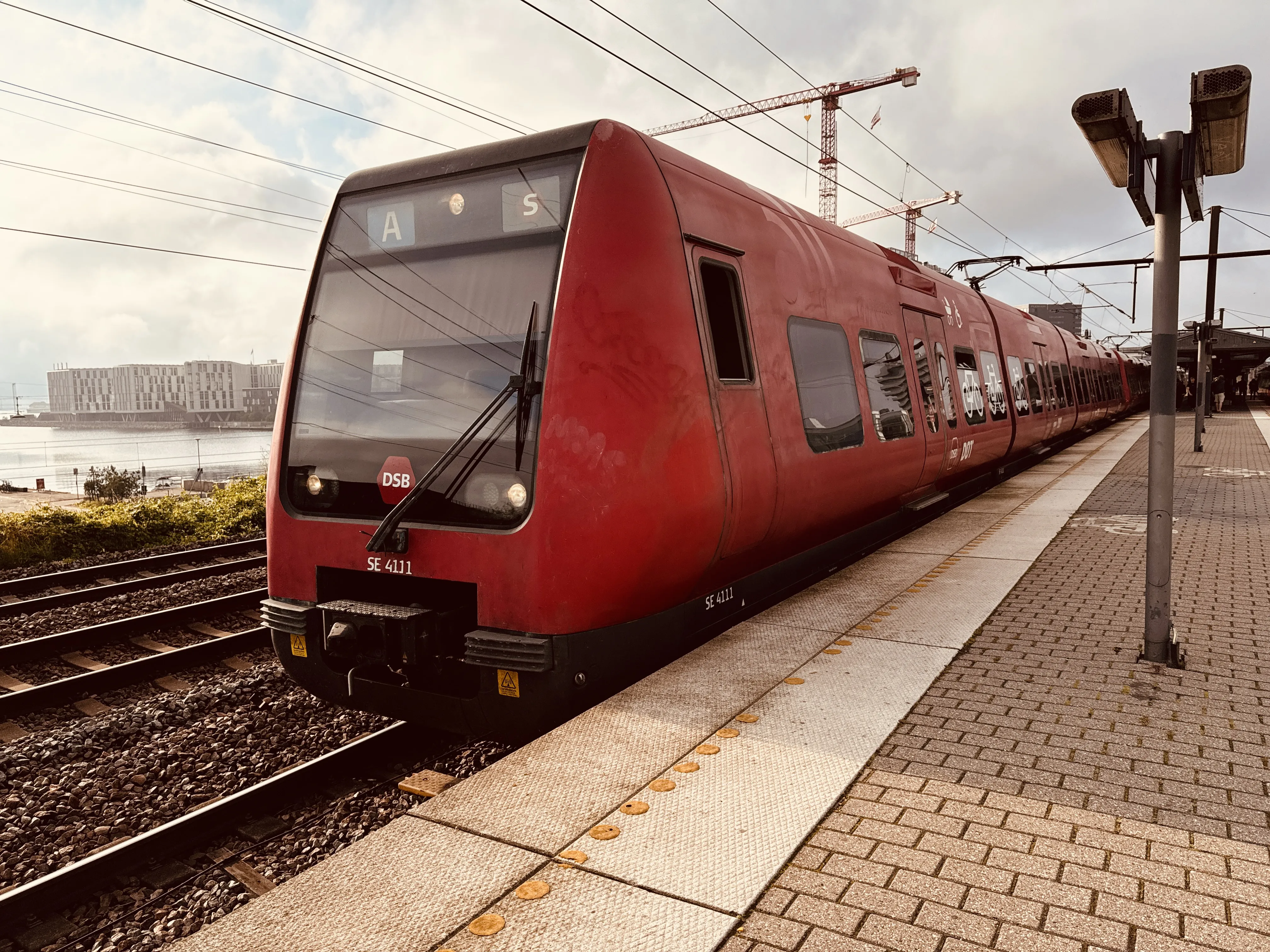 Billede af DSB SE 4111 fotograferet ud for Nordhavn S-togstrinbræt.