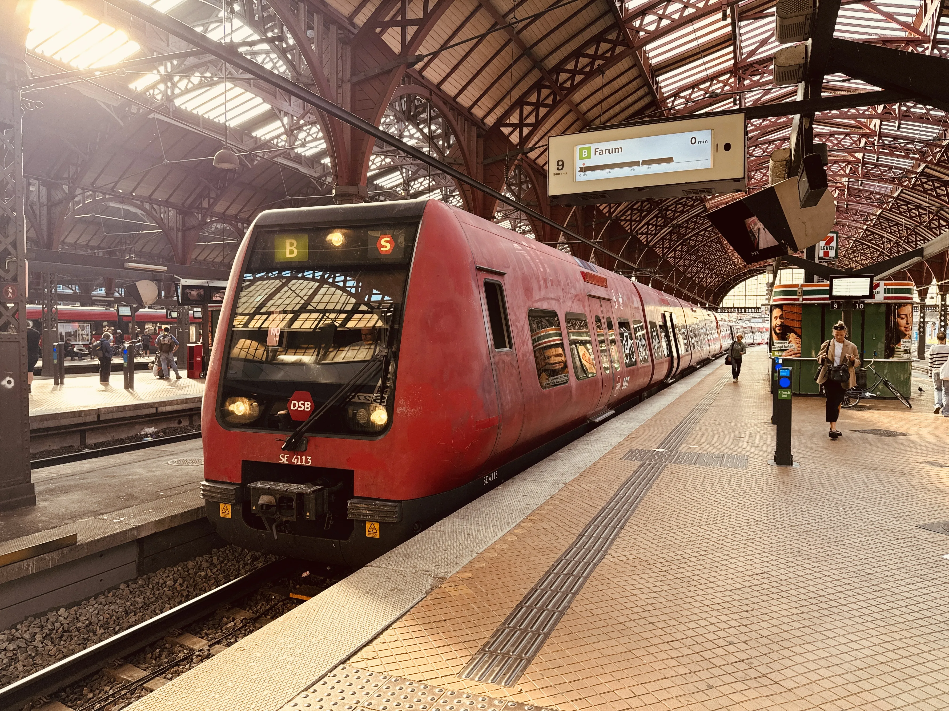 Billede af DSB SE 4113 fotograferet ud for København Hovedbanegård.