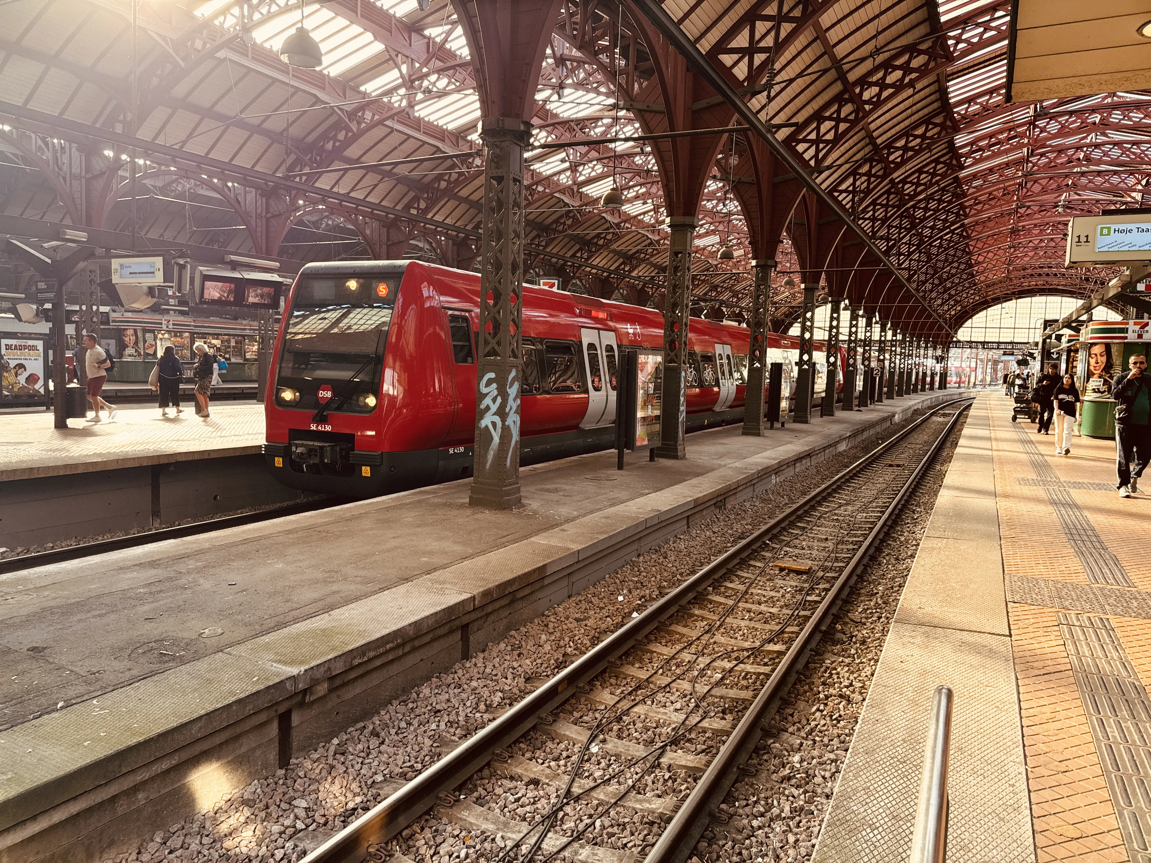 Billede af DSB SE 4130 fotograferet ud for København Hovedbanegård.