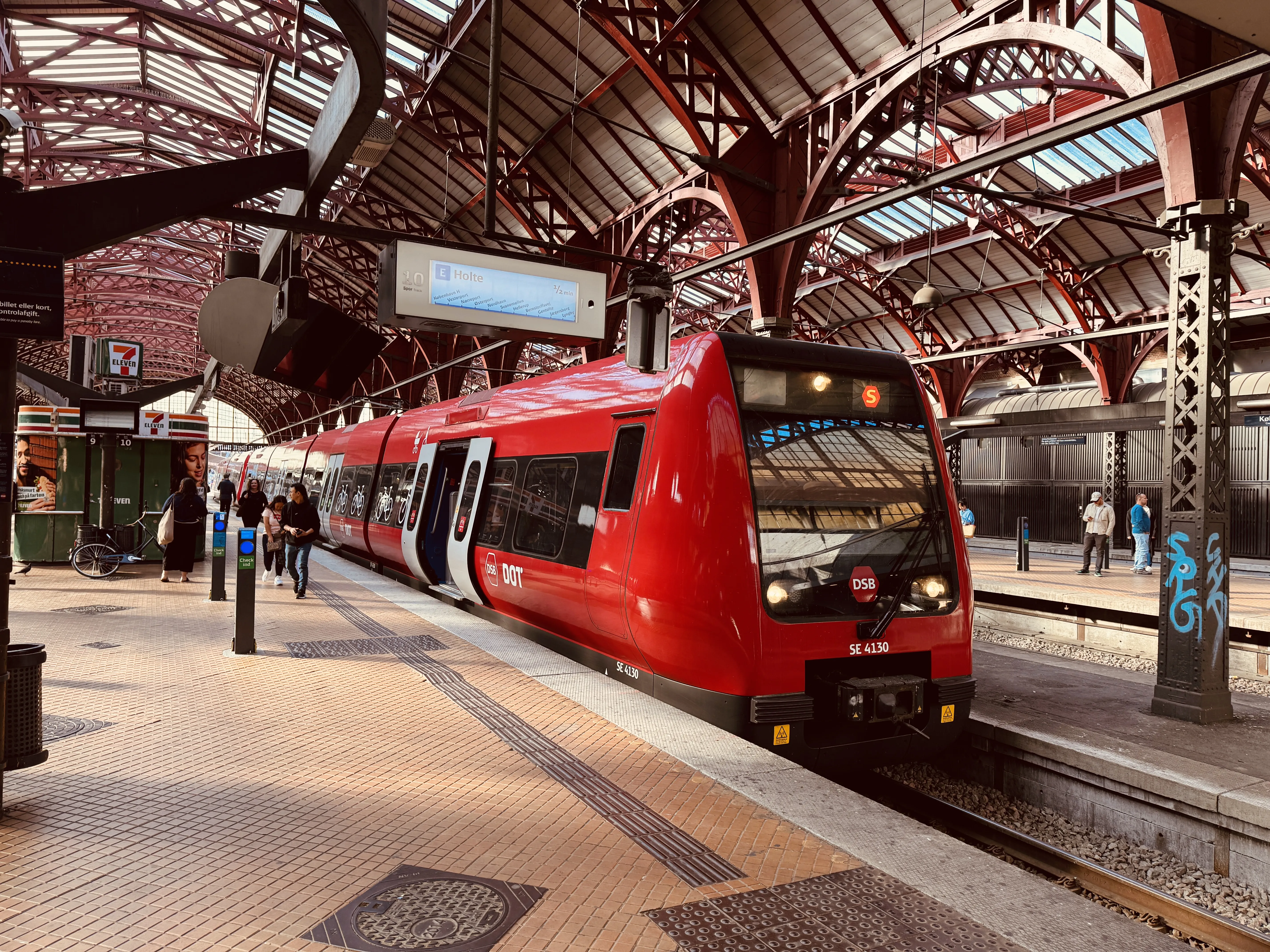 Billede af DSB SE 4130 fotograferet ud for København Hovedbanegård.