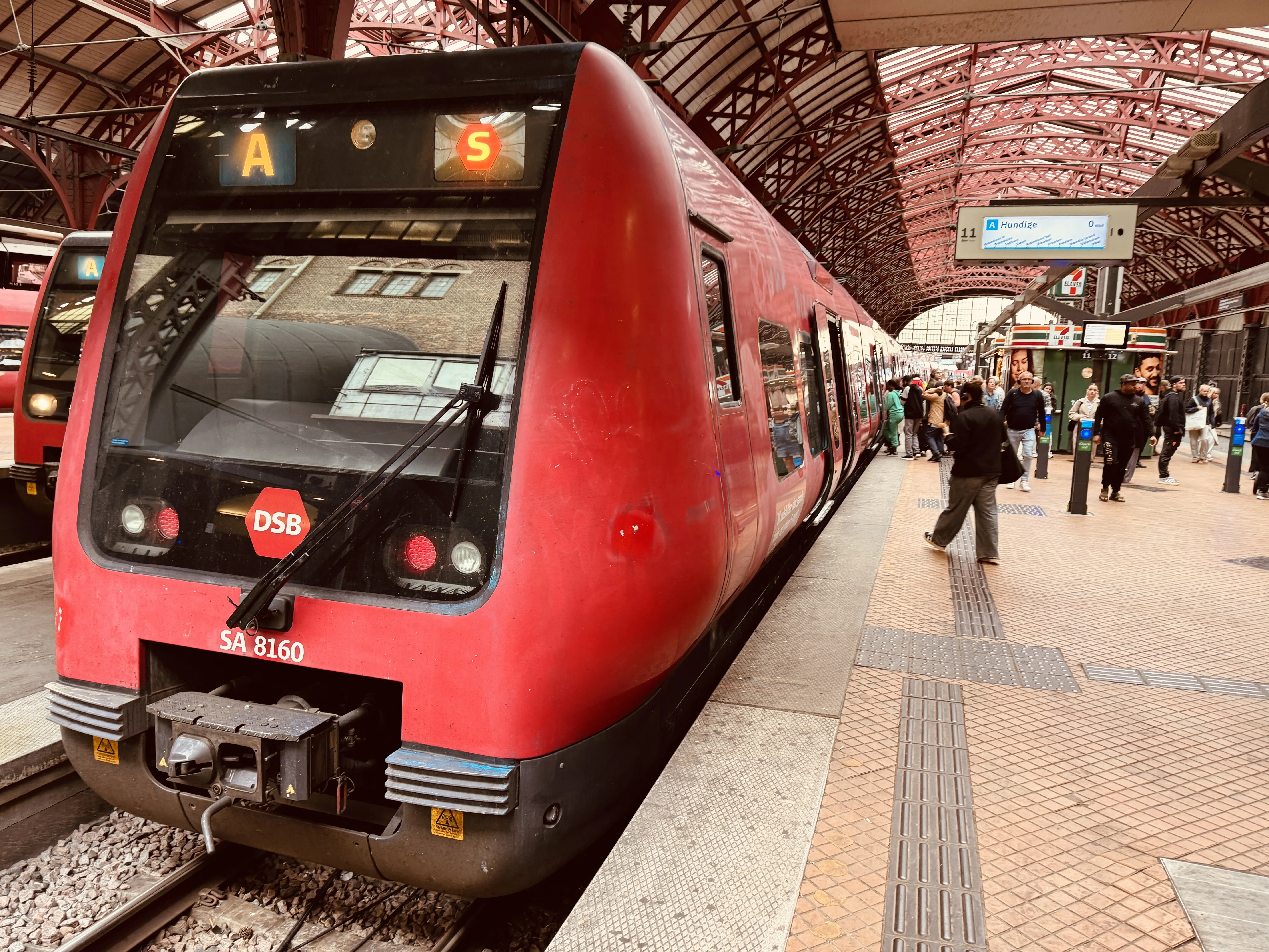 Billede af DSB SA 8160 fotograferet ud for København Hovedbanegård.