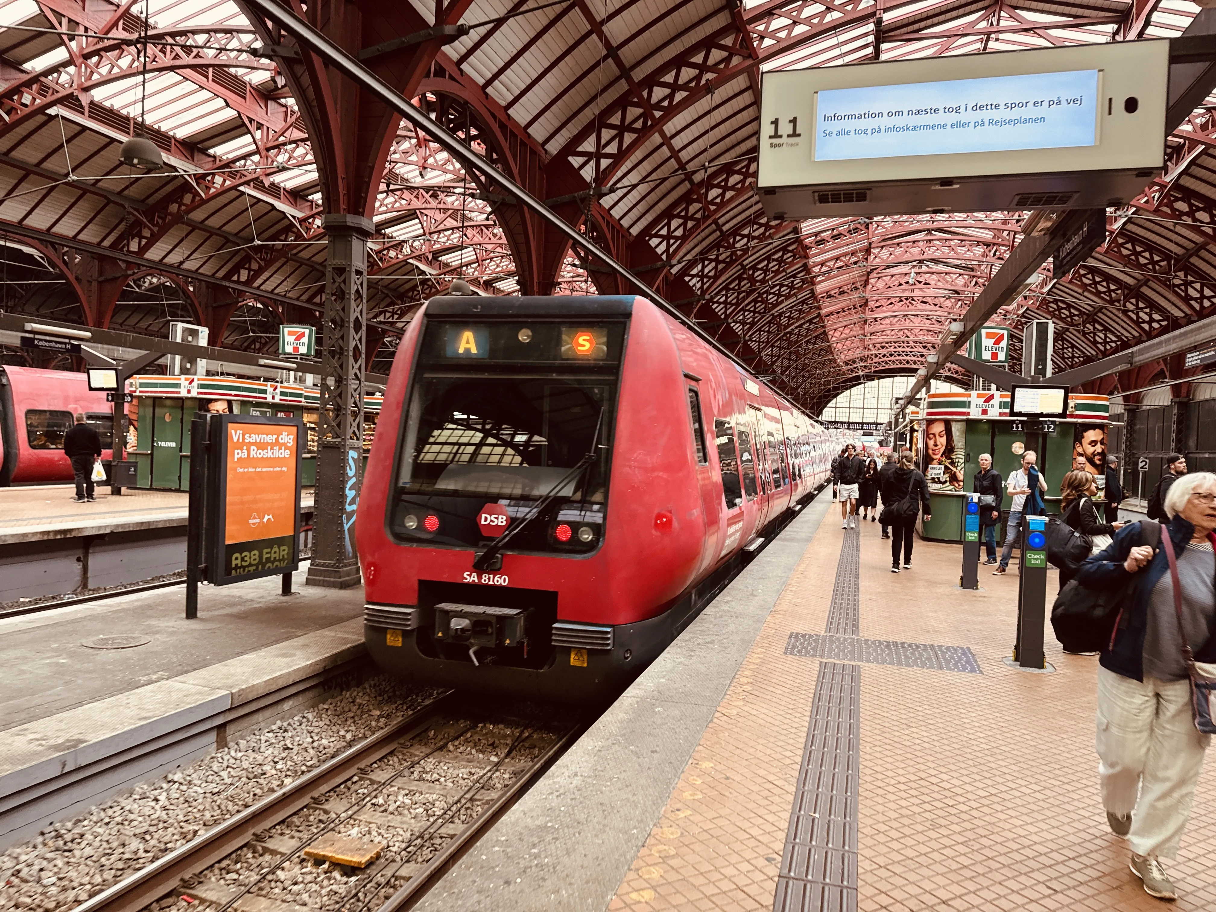 Billede af DSB SA 8160 fotograferet ud for København Hovedbanegård.