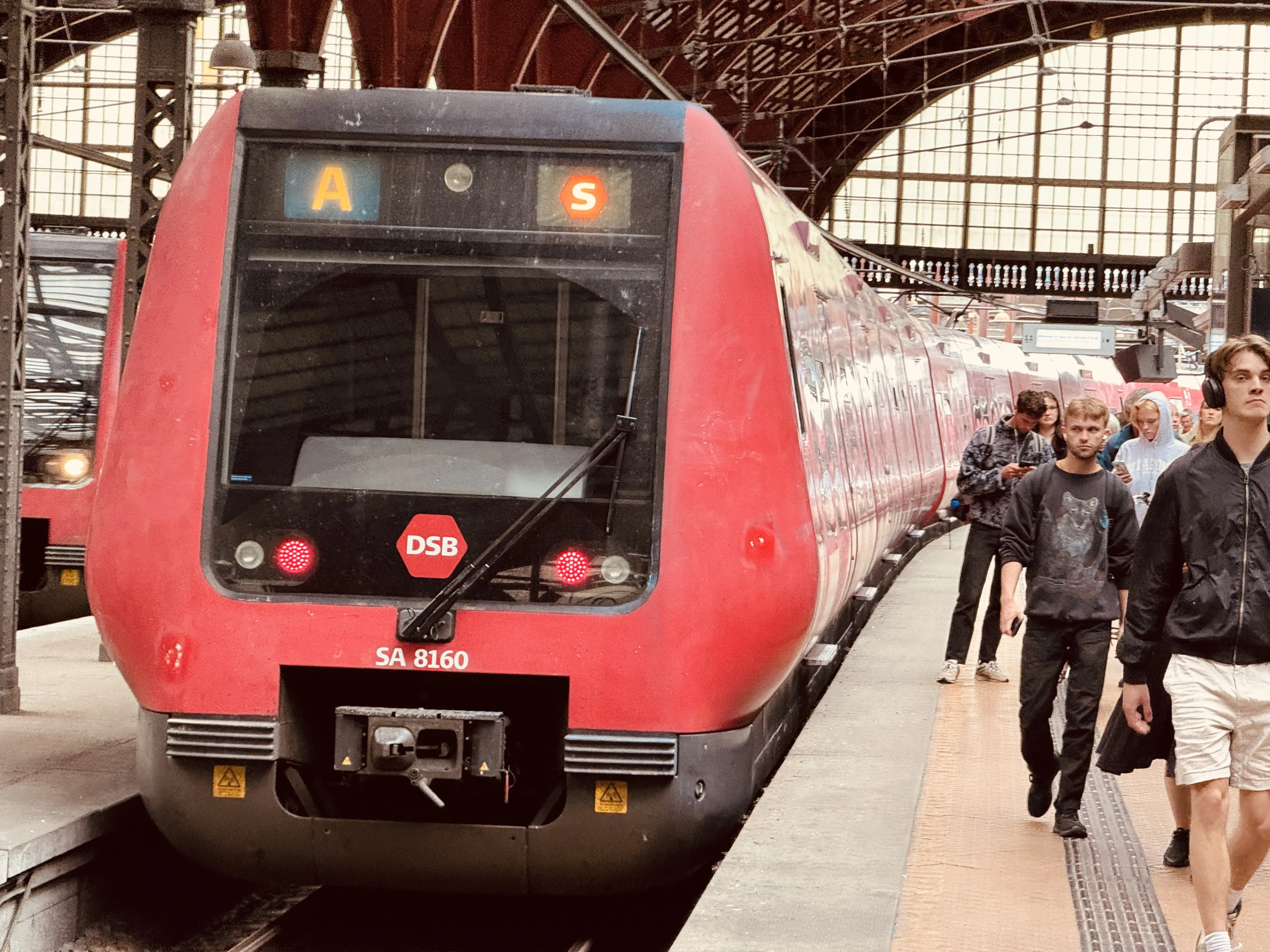 Billede af DSB SA 8160 fotograferet ud for København Hovedbanegård.