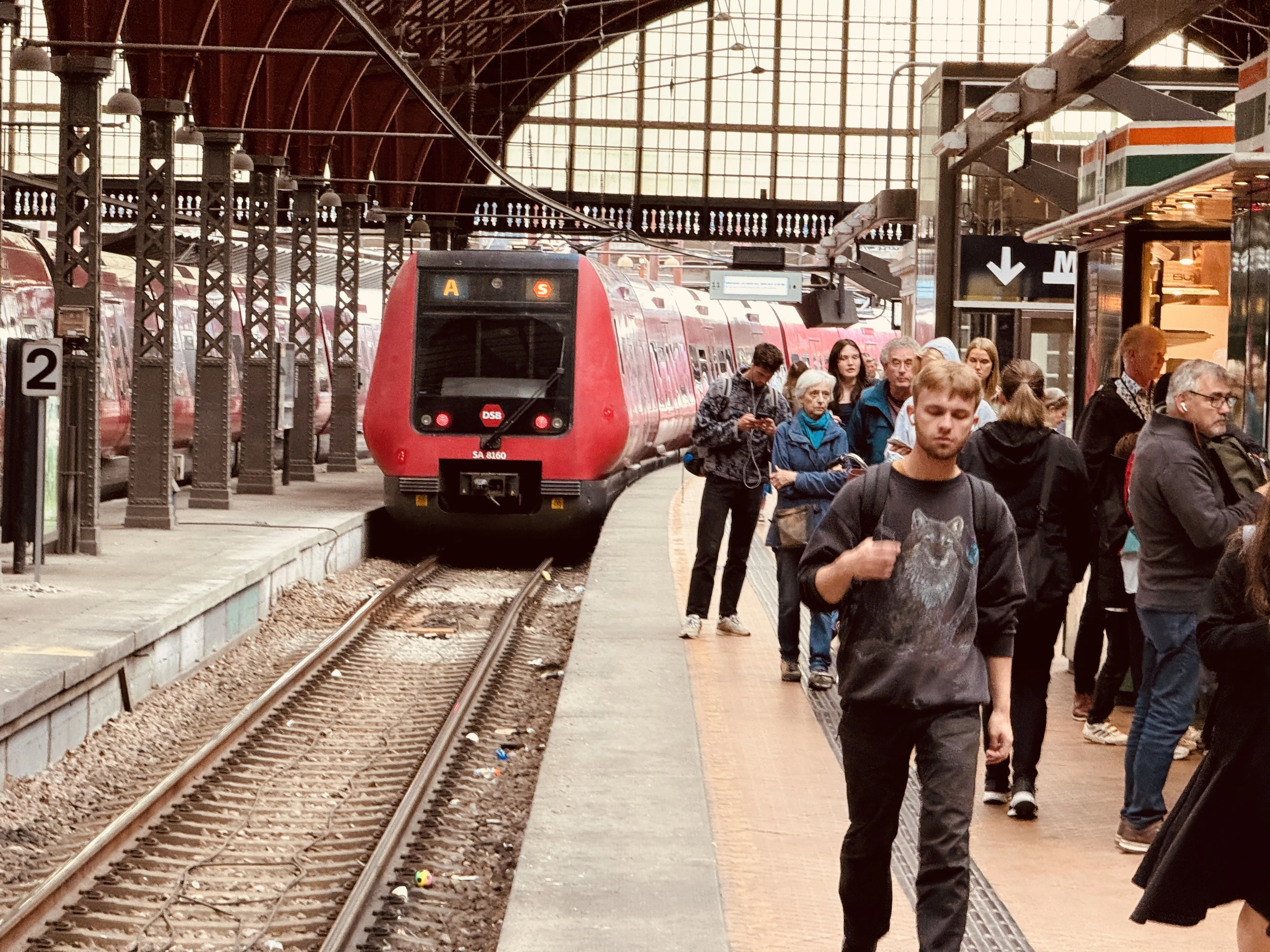 Billede af DSB SA 8160 fotograferet ud for København Hovedbanegård.