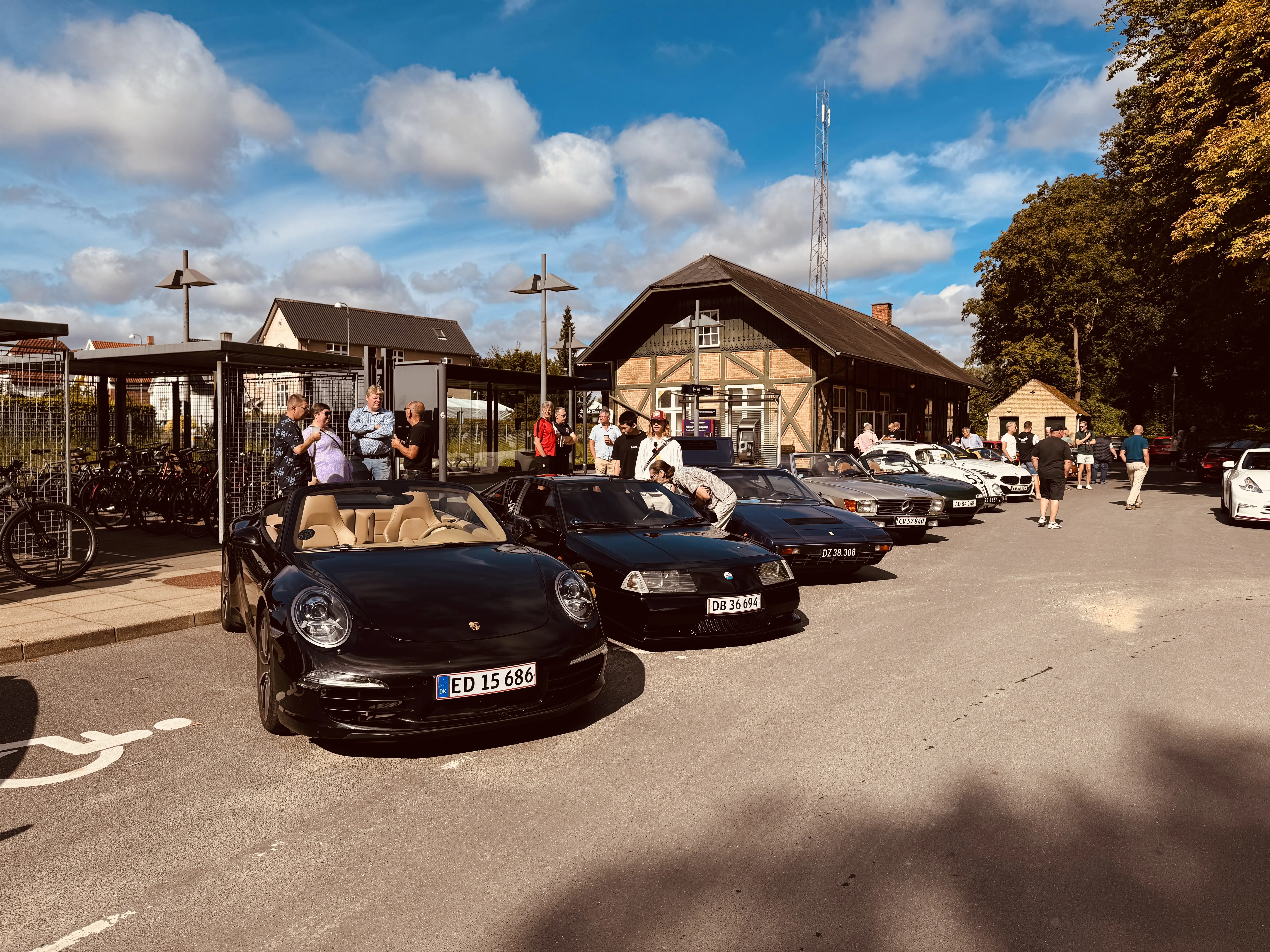 Billede af Cars & Coffee Odense, som holder træf ud for Fruens Bøge Station.