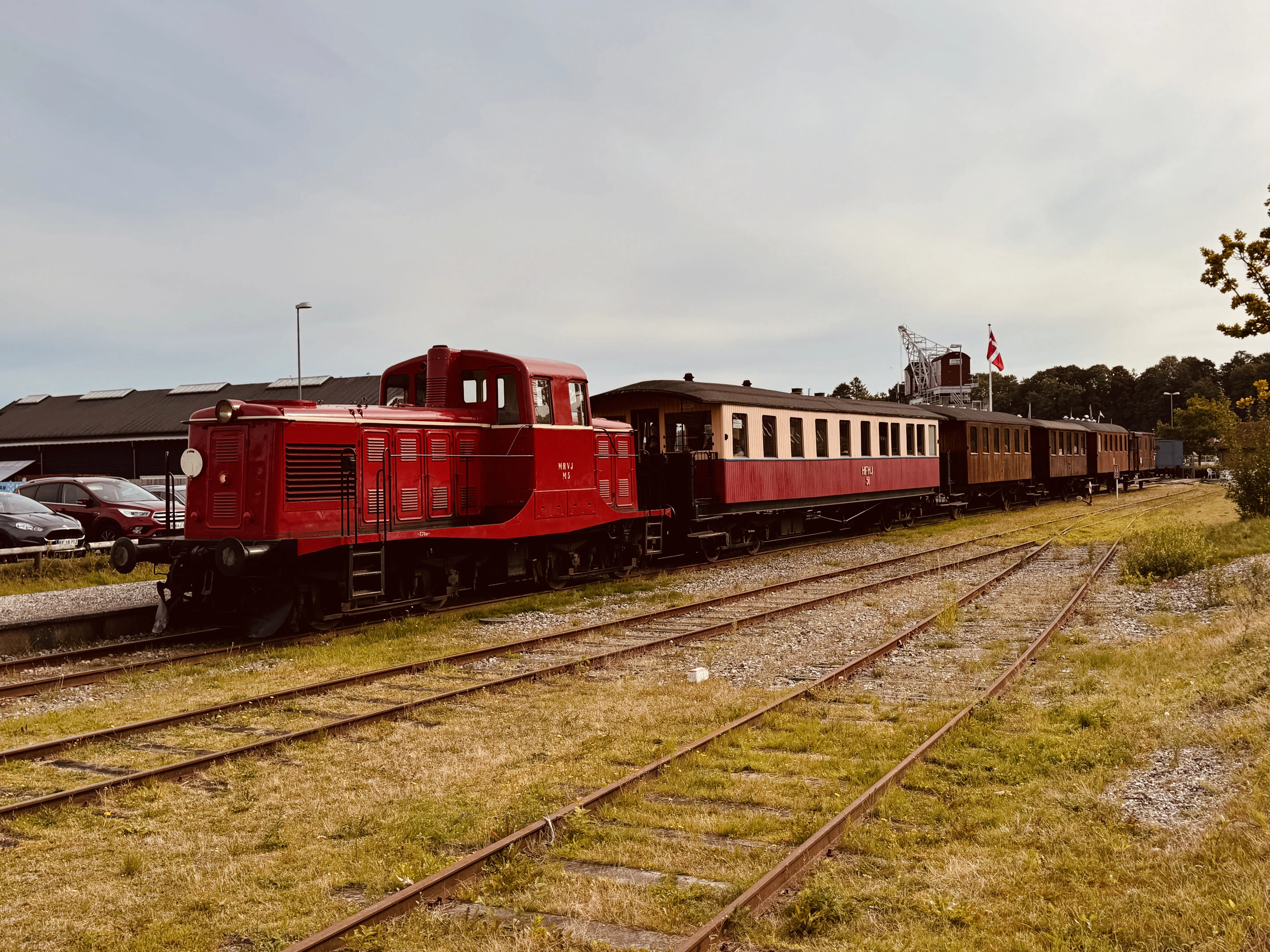 Billede af det historiske MHVJ M5 Diesellokomotiv, som afventer afgang fra Mariager Station.