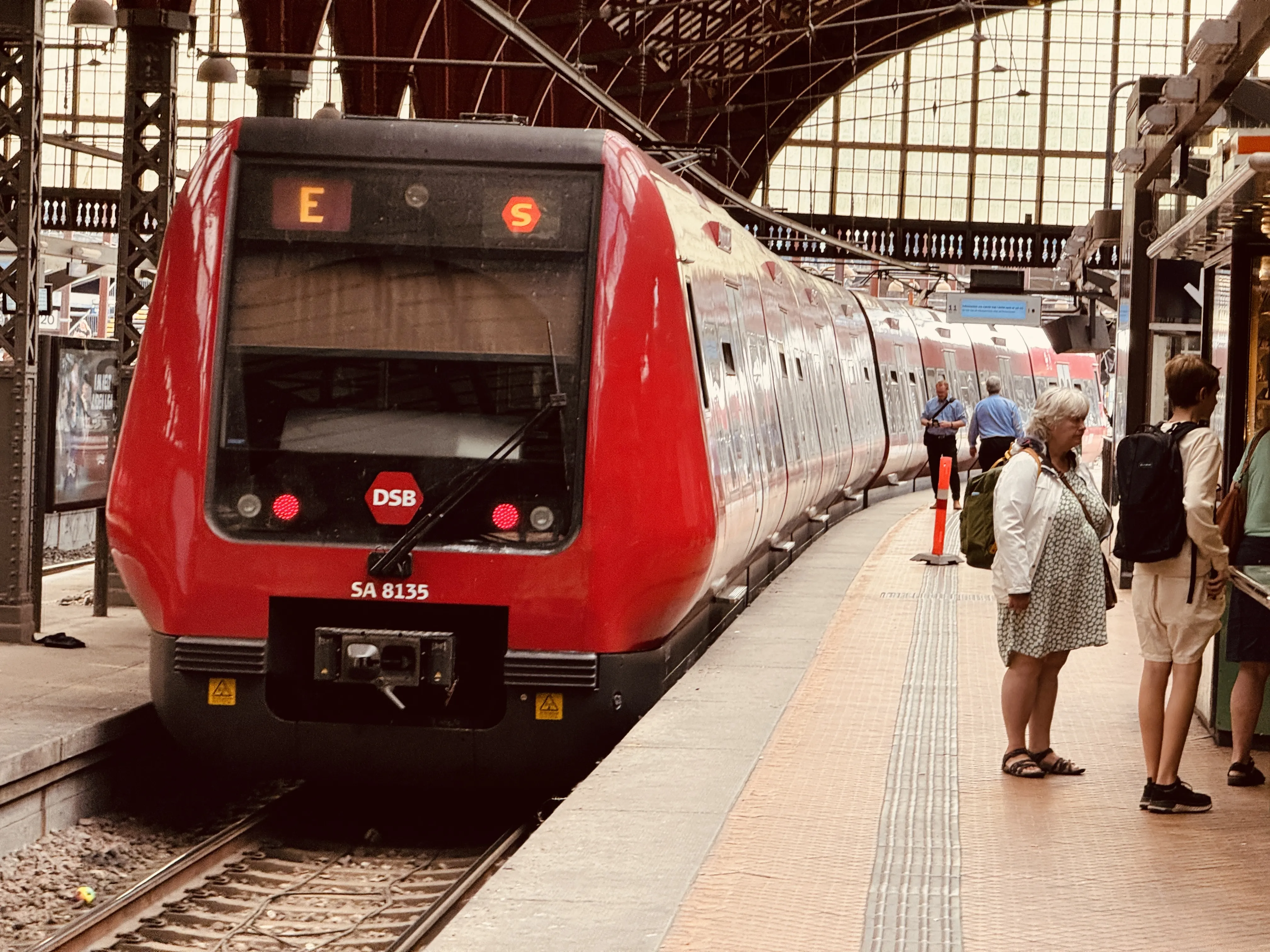 Billede af DSB SA 8135 fotograferet ud for København Hovedbanegård.