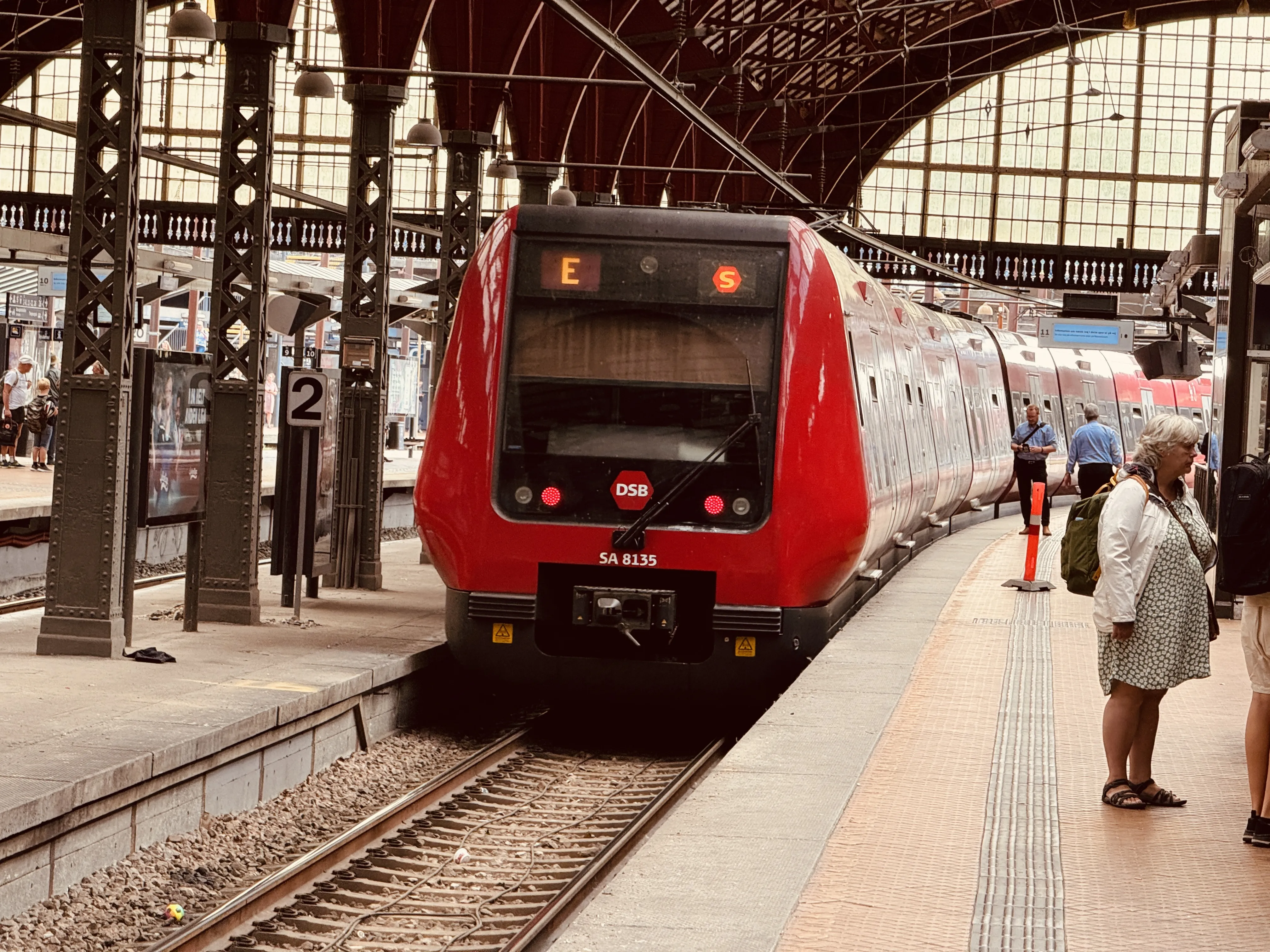 Billede af DSB SA 8135 fotograferet ud for København Hovedbanegård.