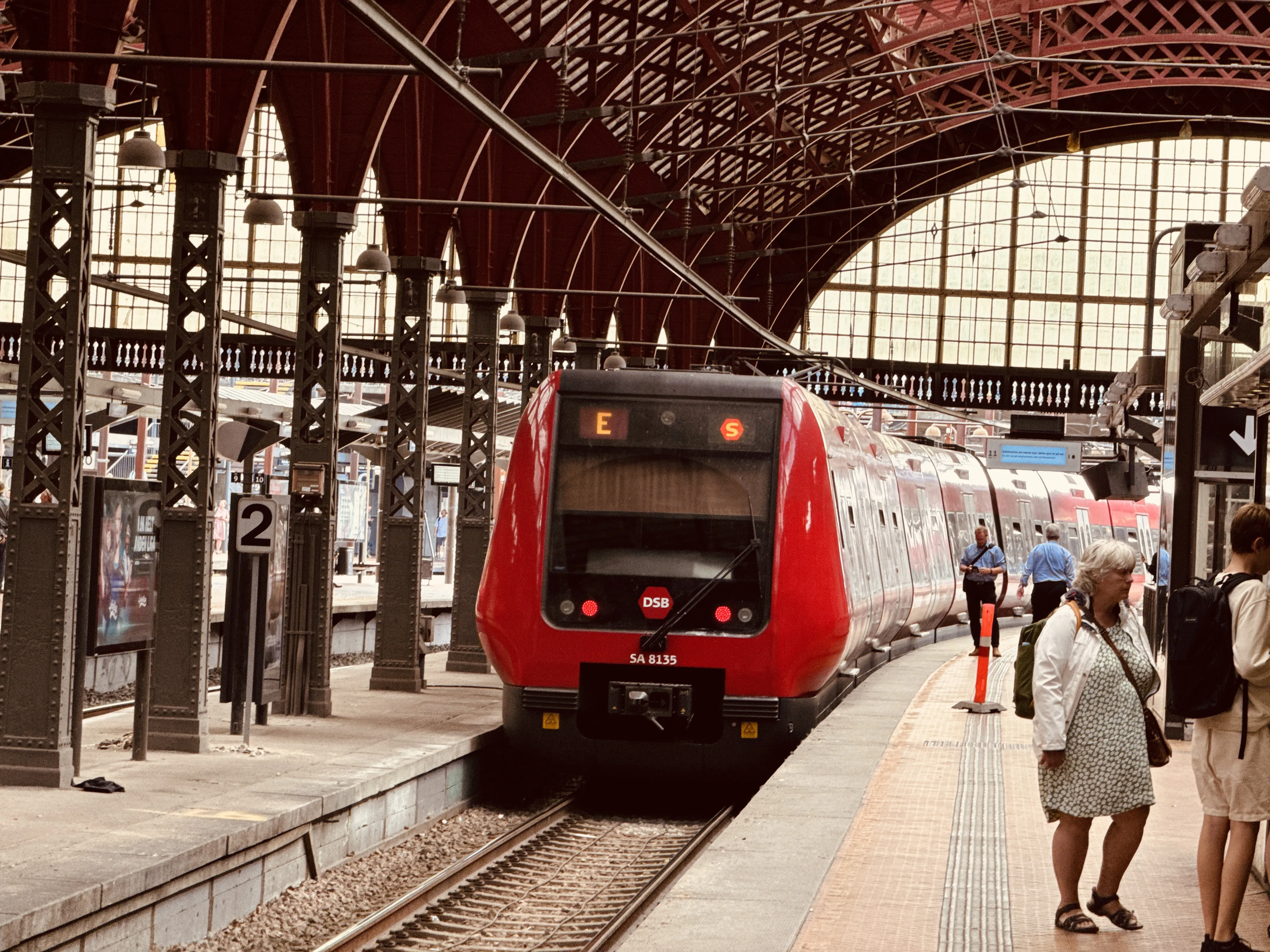 Billede af DSB SA 8135 fotograferet ud for København Hovedbanegård.