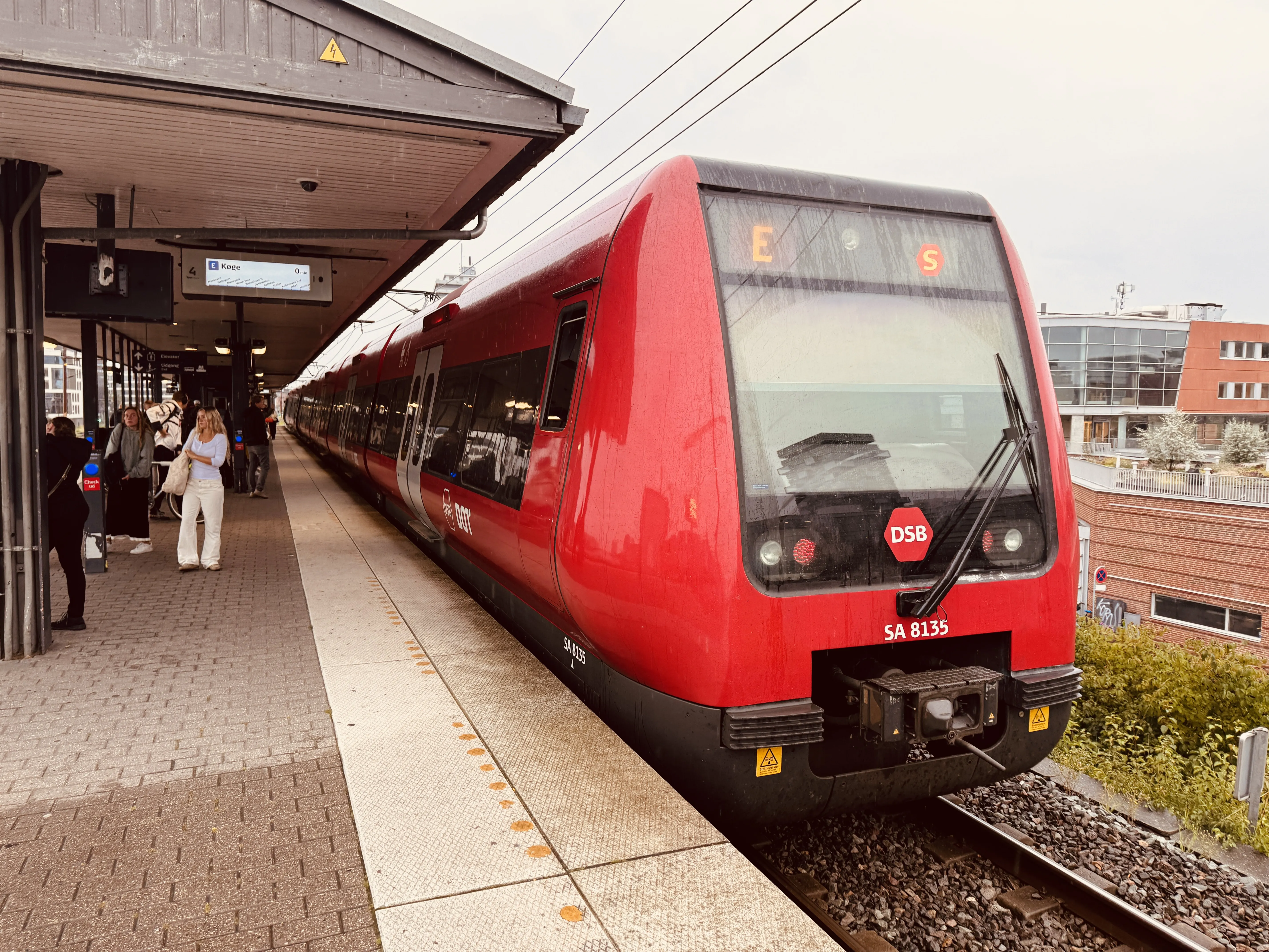 Billede af DSB SA 8135 fotograferet ud for Nordhavn S-togstrinbræt.