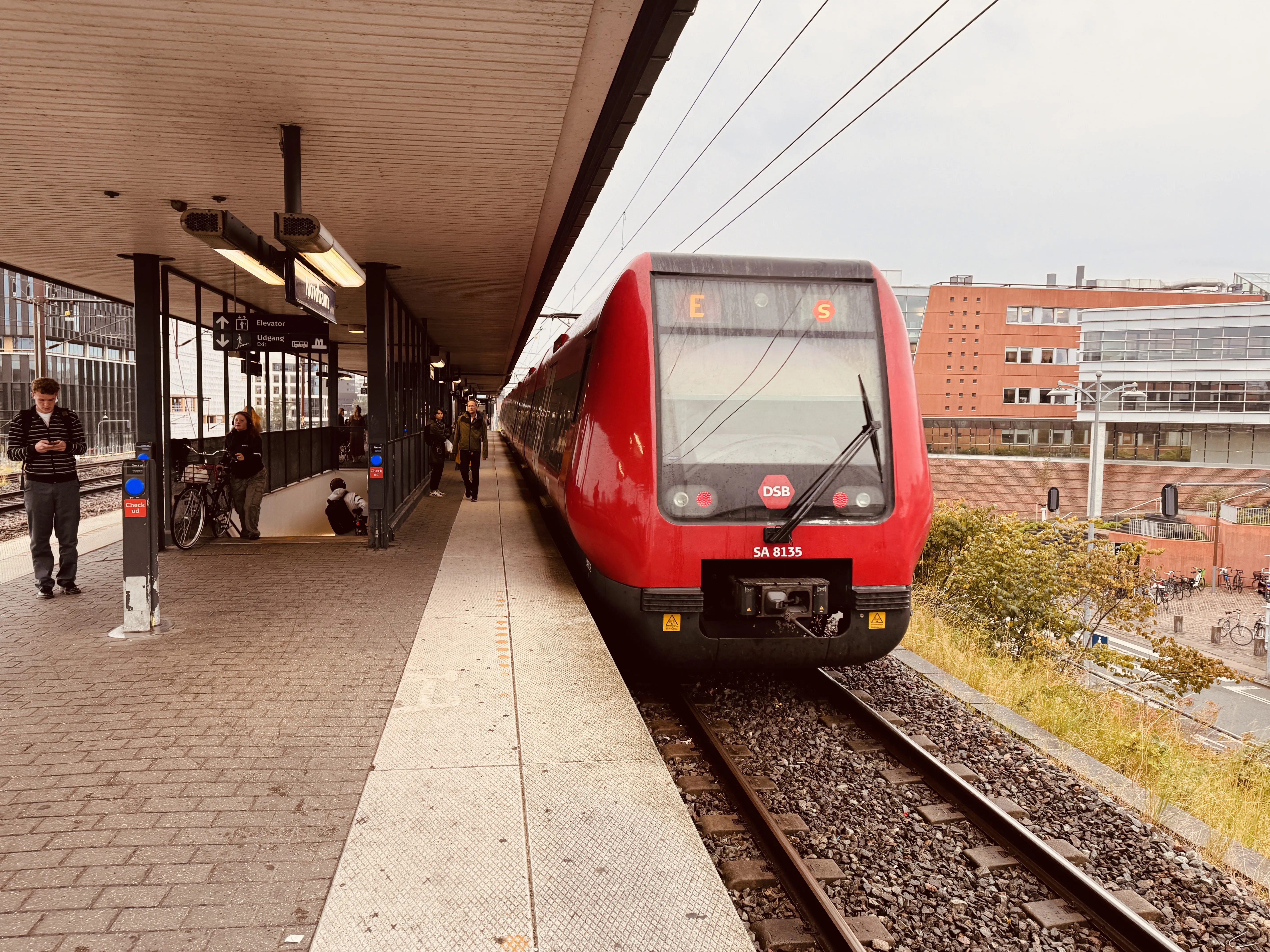 Billede af DSB SA 8135 fotograferet ud for Nordhavn S-togstrinbræt.