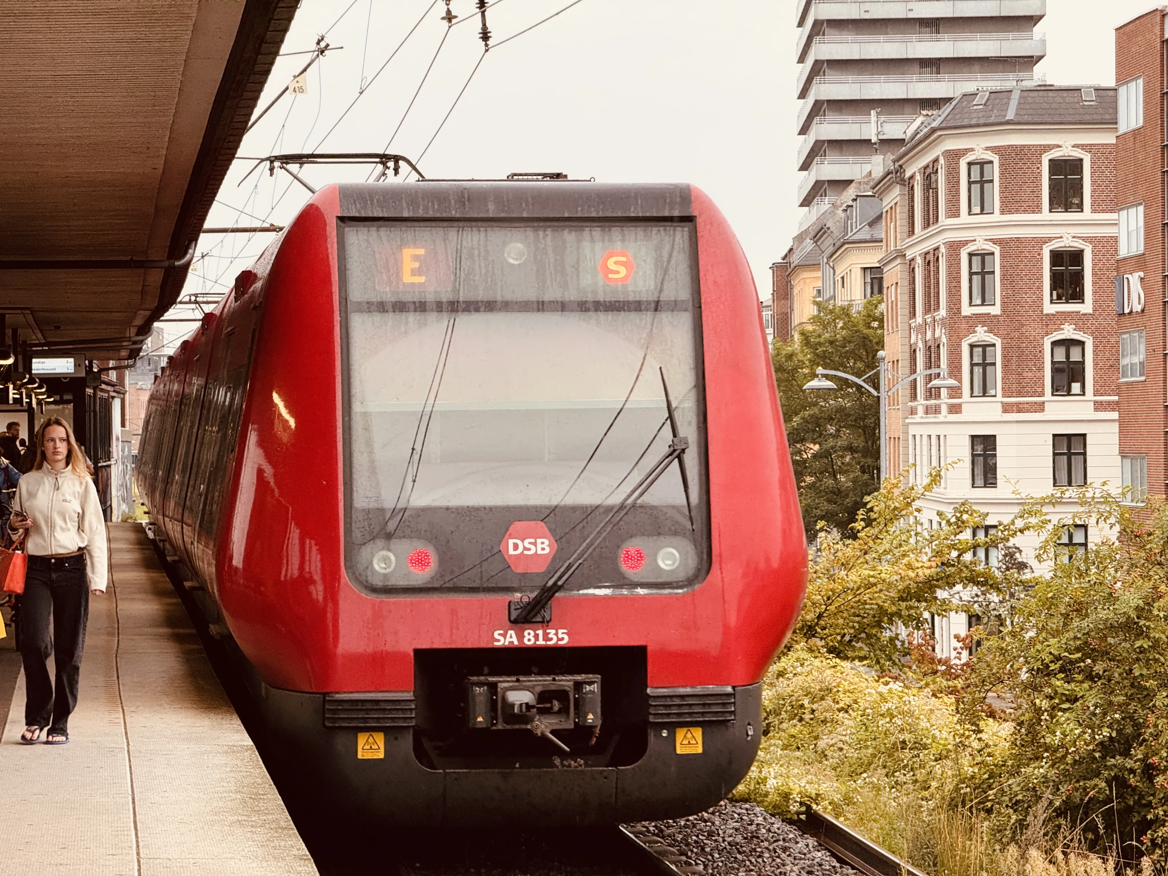 Billede af DSB SA 8135 fotograferet ud for Nordhavn S-togstrinbræt.