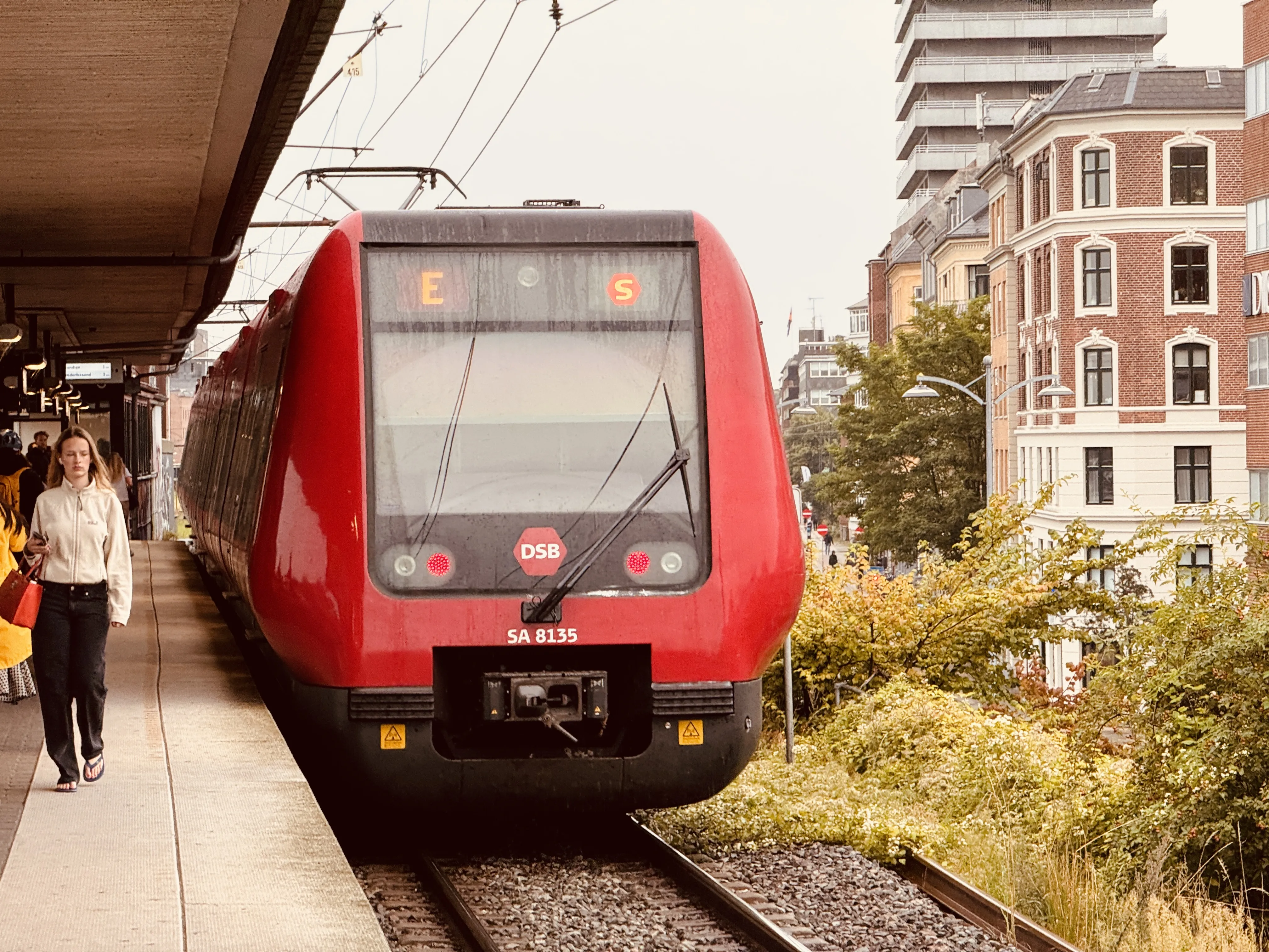 Billede af DSB SA 8135 fotograferet ud for Nordhavn S-togstrinbræt.