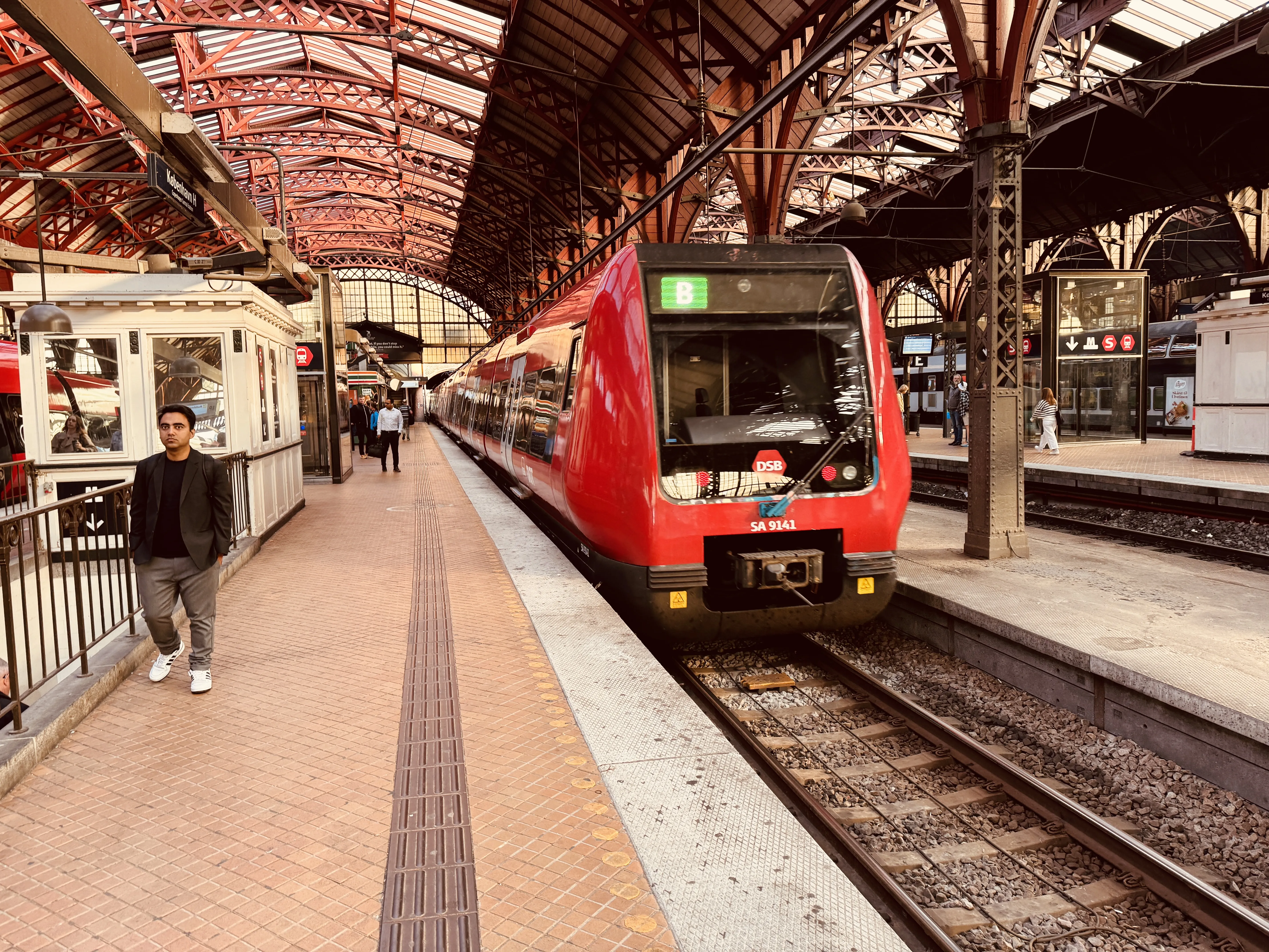 Billede af DSB SA 8141 fotograferet ud for København Hovedbanegård.