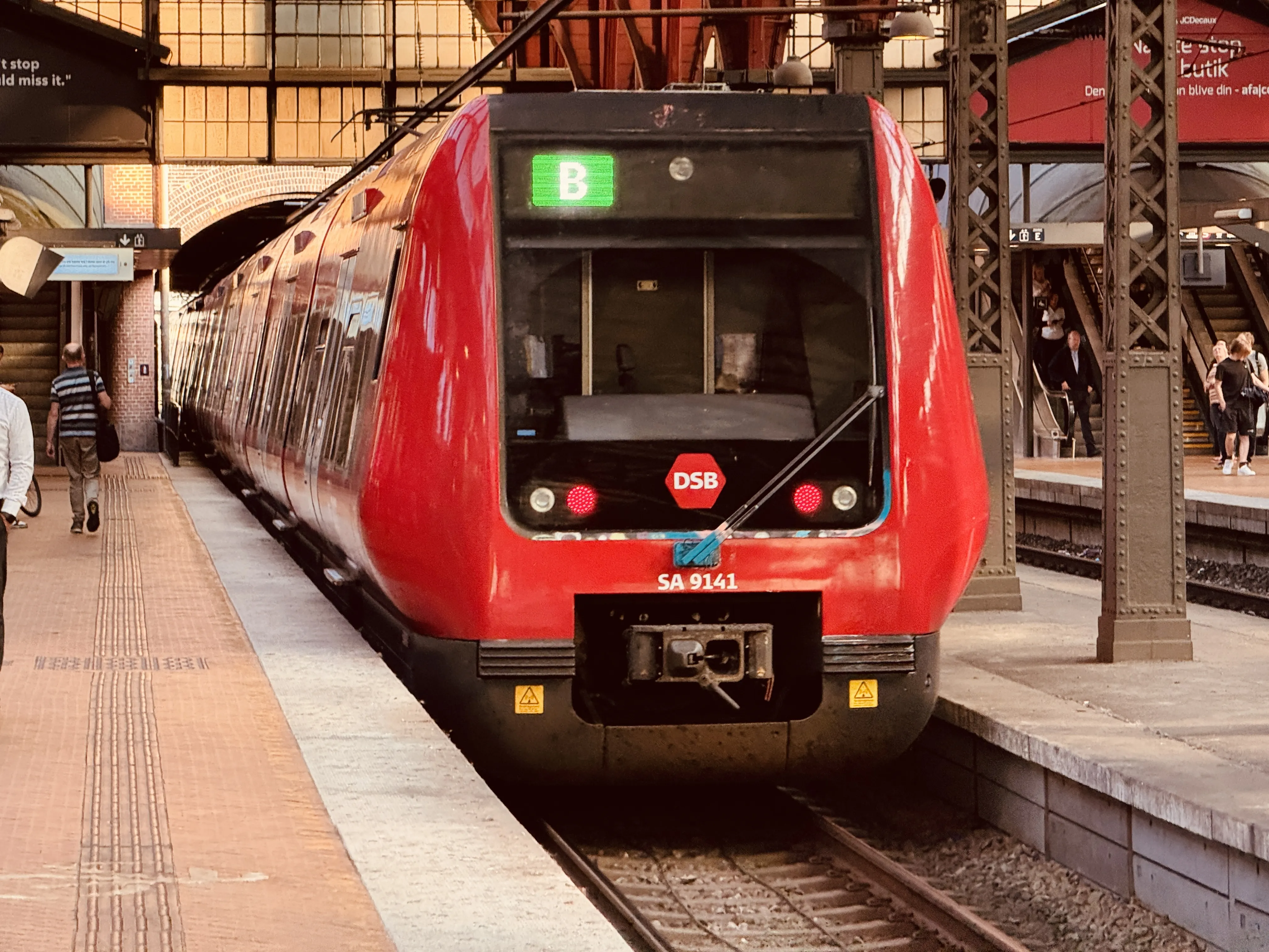 Billede af DSB SA 8141 fotograferet ud for København Hovedbanegård.