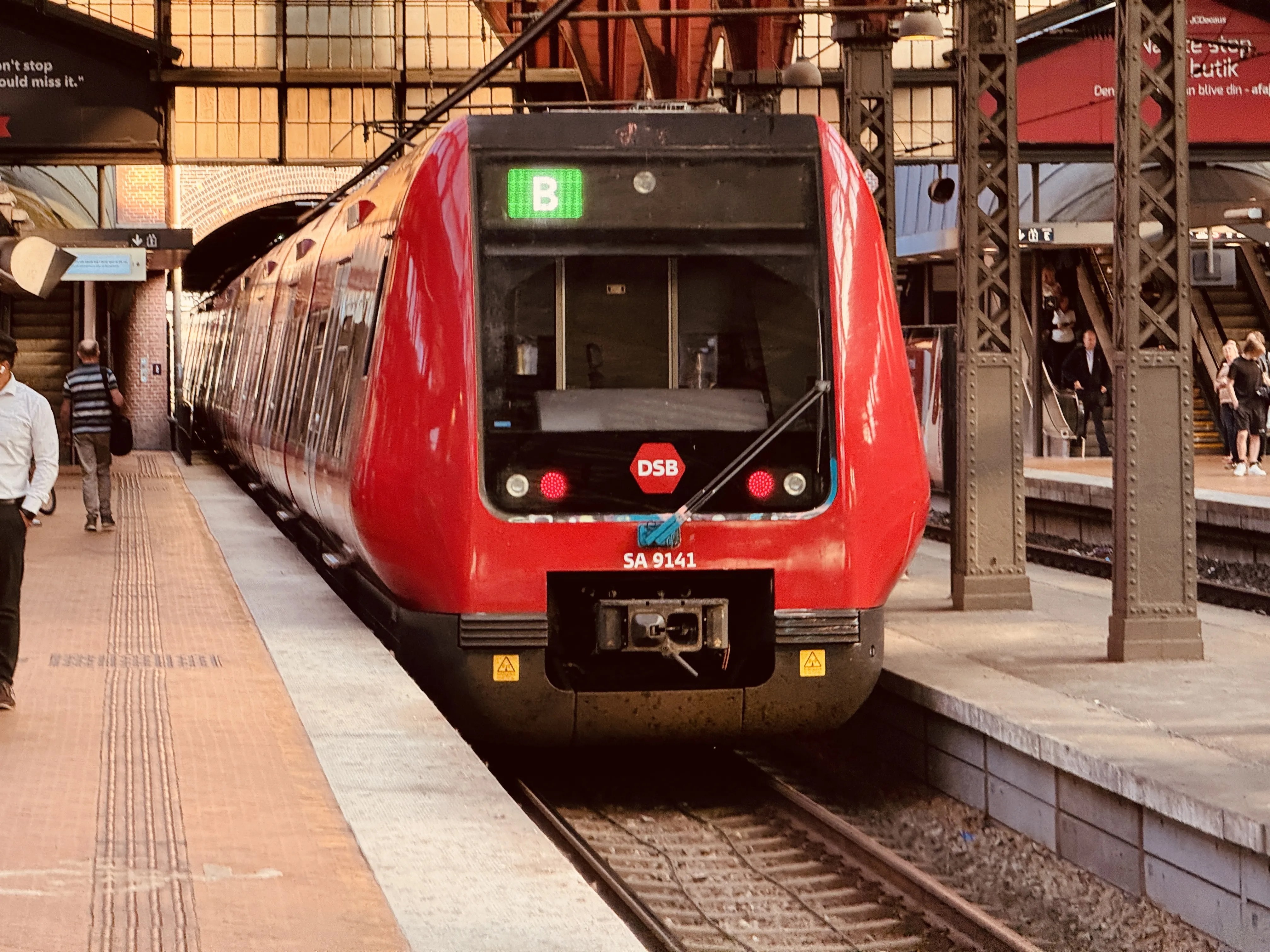 Billede af DSB SA 8141 fotograferet ud for København Hovedbanegård.