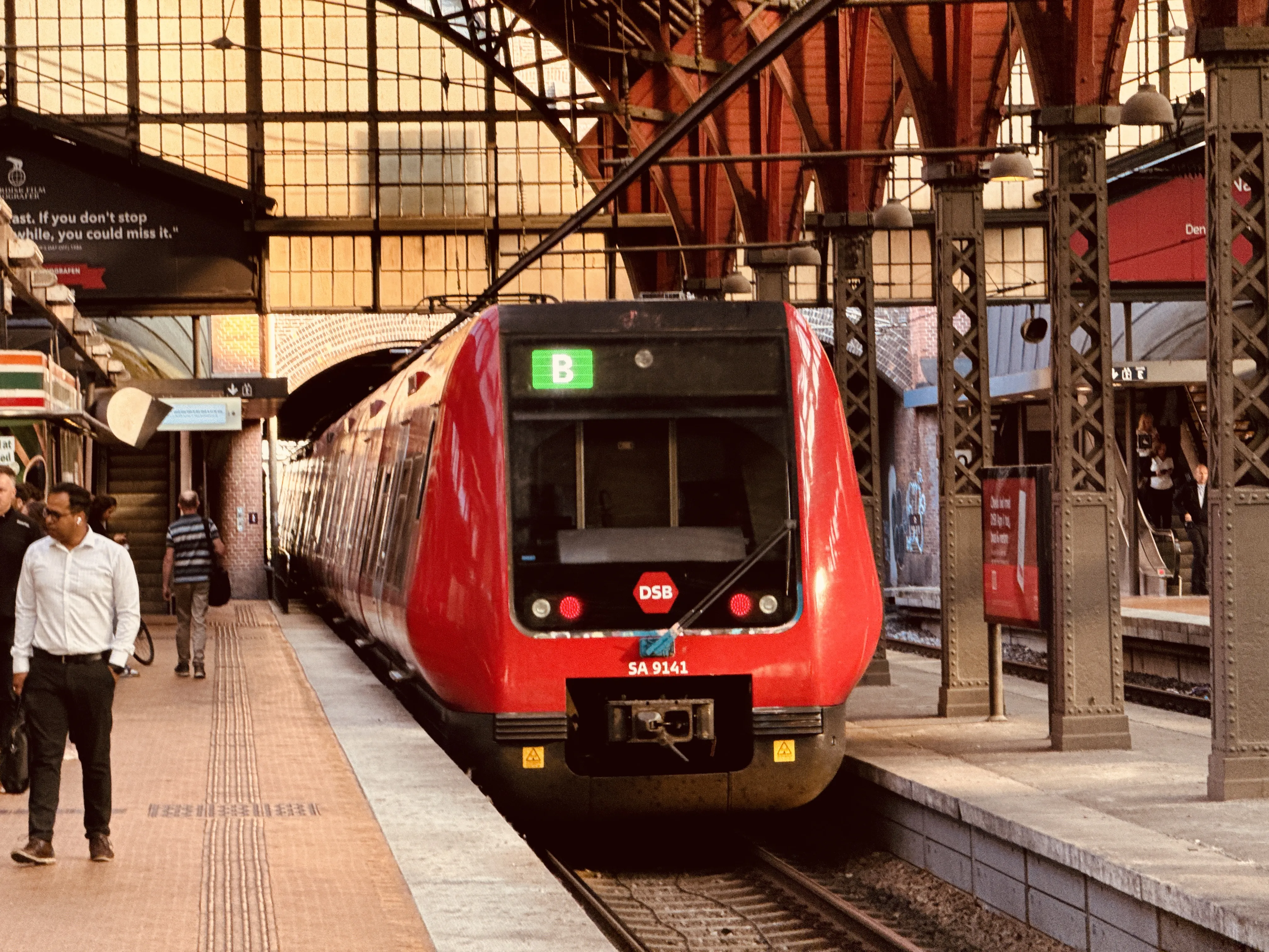 Billede af DSB SA 8141 fotograferet ud for København Hovedbanegård.