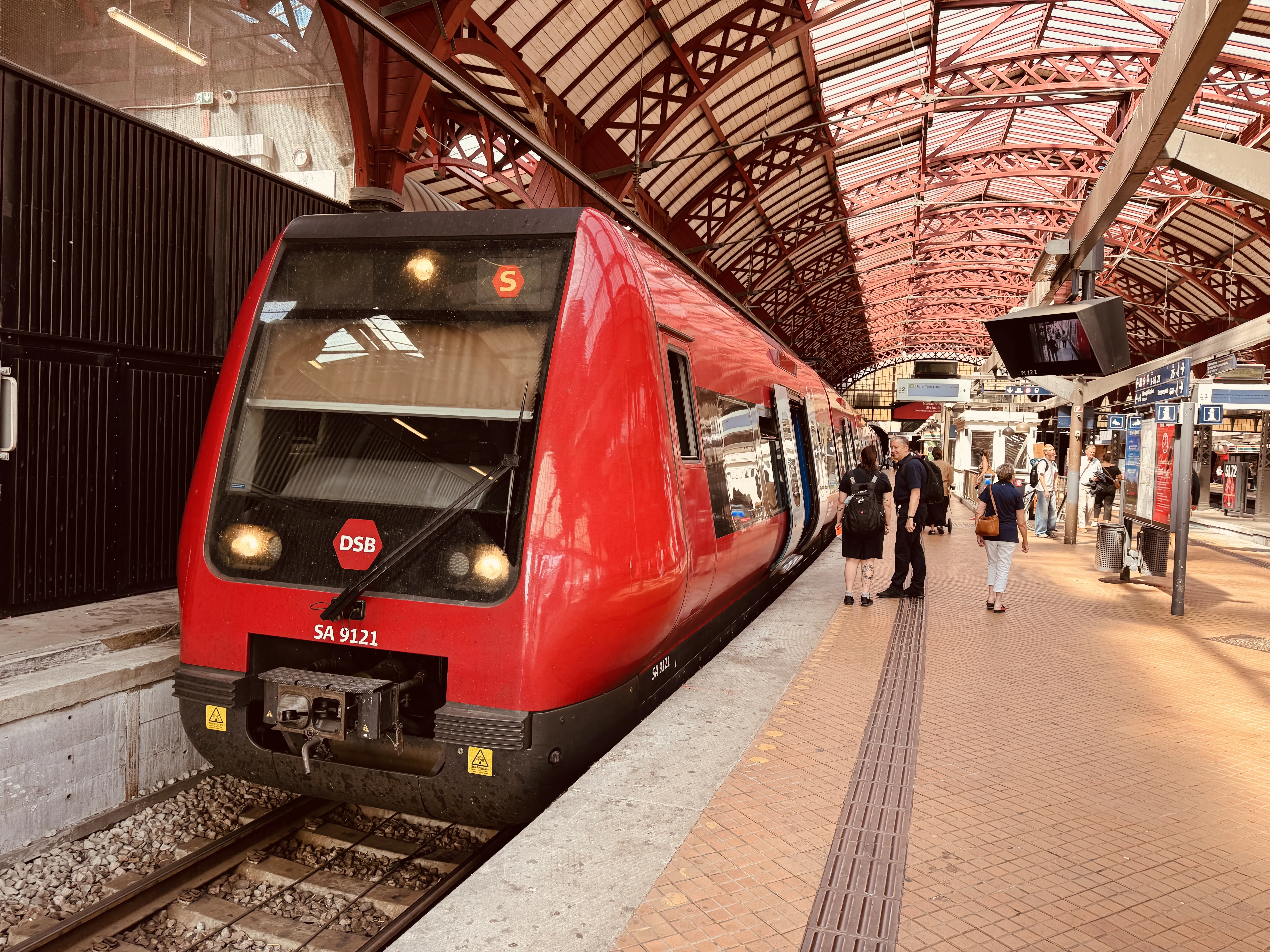 Billede af DSB SA 8121 fotograferet ud for København Hovedbanegård.