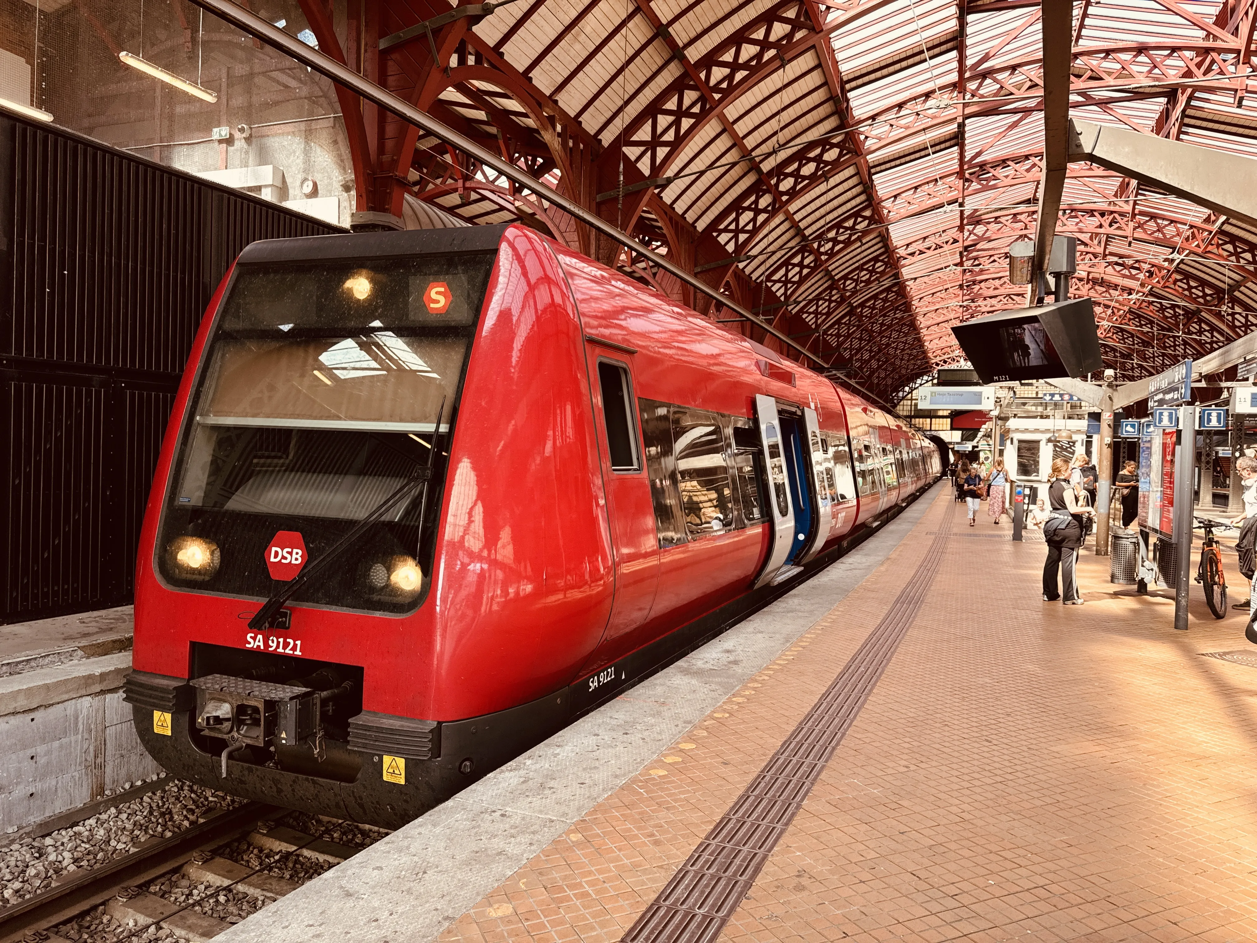 Billede af DSB SA 8121 fotograferet ud for København Hovedbanegård.