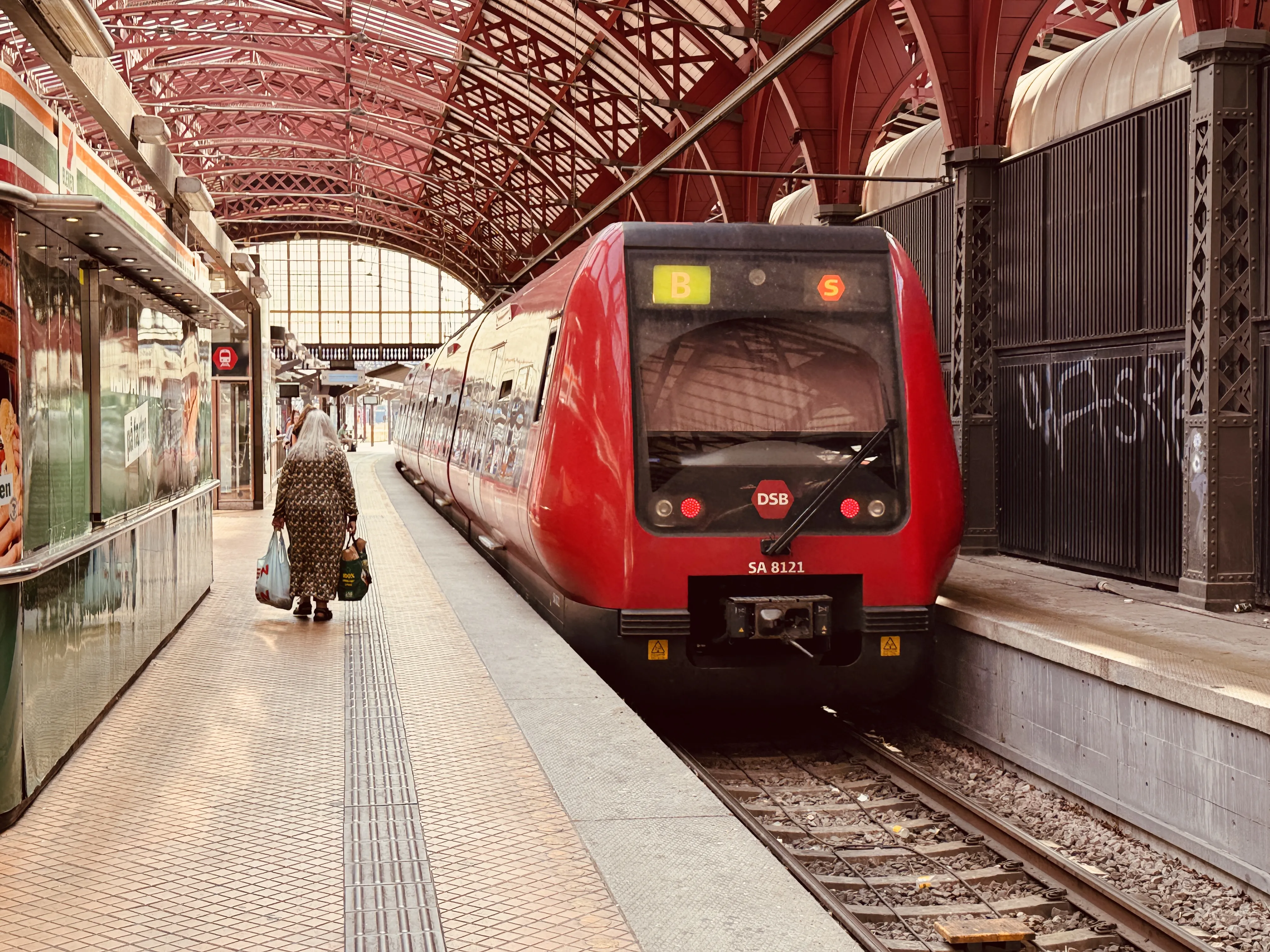 Billede af DSB SA 8121 fotograferet ud for København Hovedbanegård.