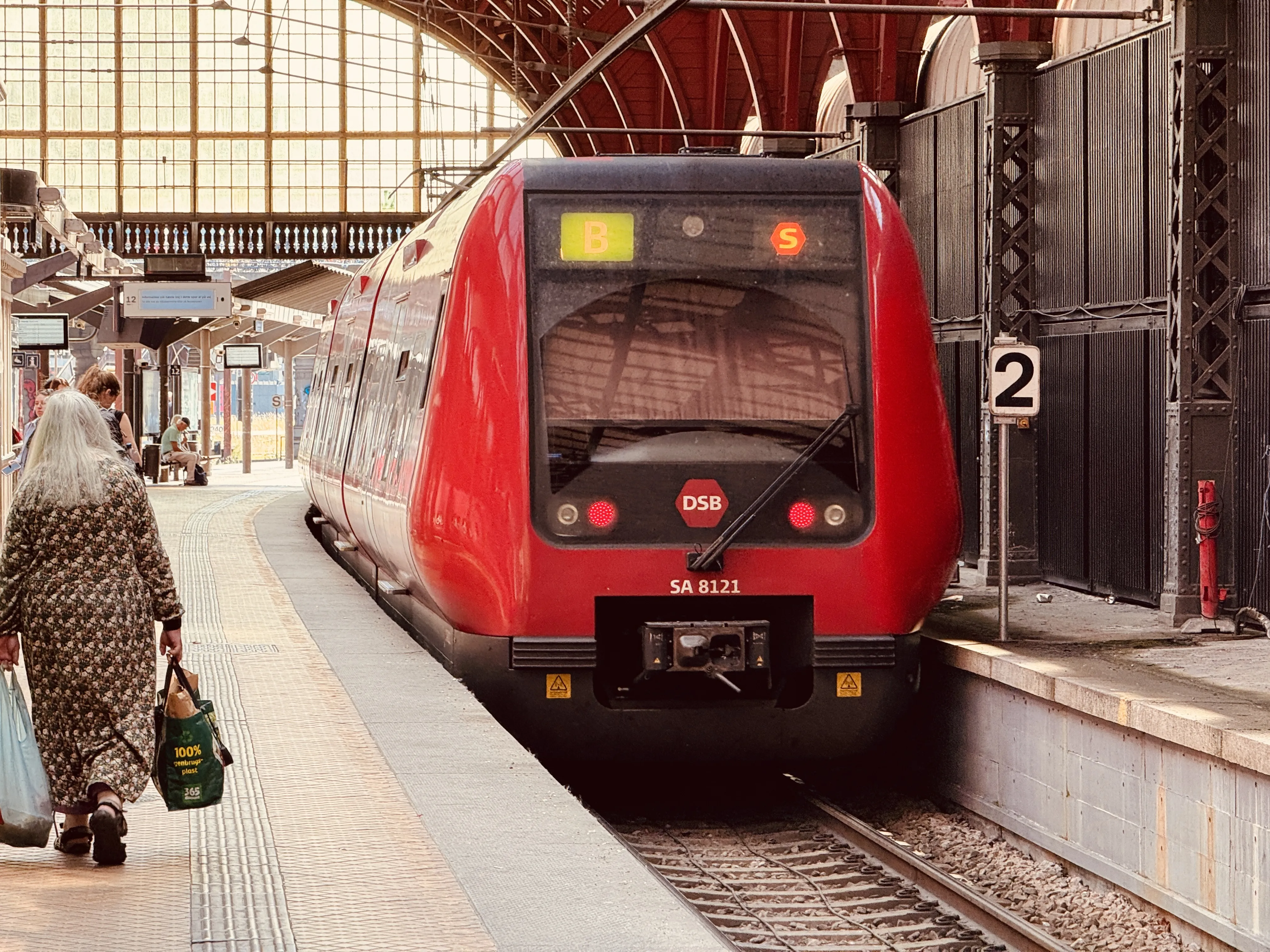 Billede af DSB SA 8121 fotograferet ud for København Hovedbanegård.