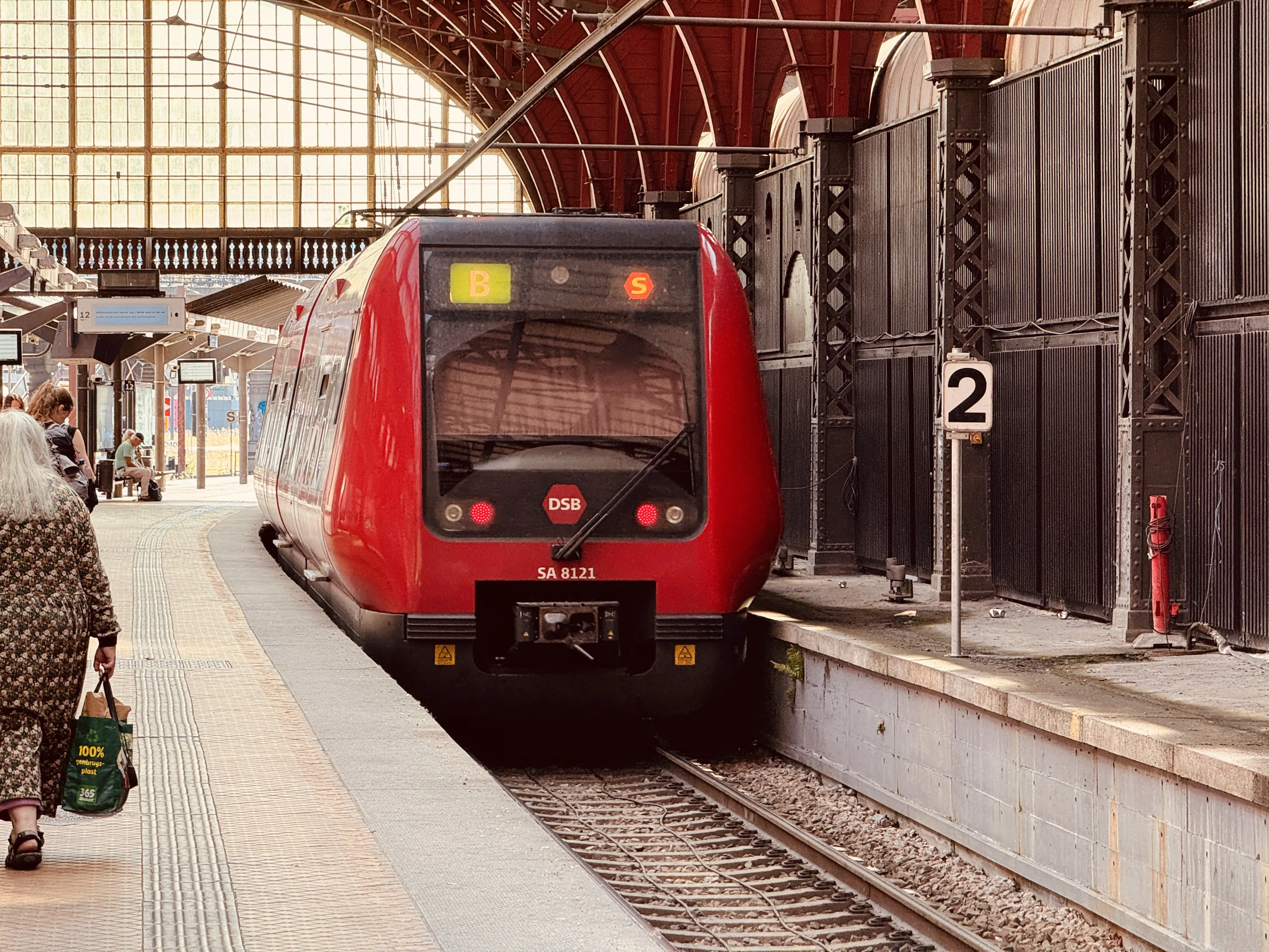 Billede af DSB SA 8121 fotograferet ud for København Hovedbanegård.